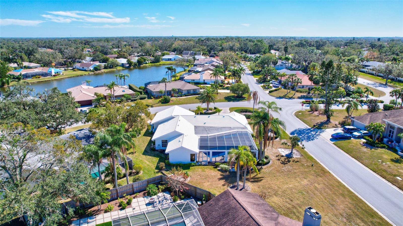 6851 COUNTRY LAKES CIR