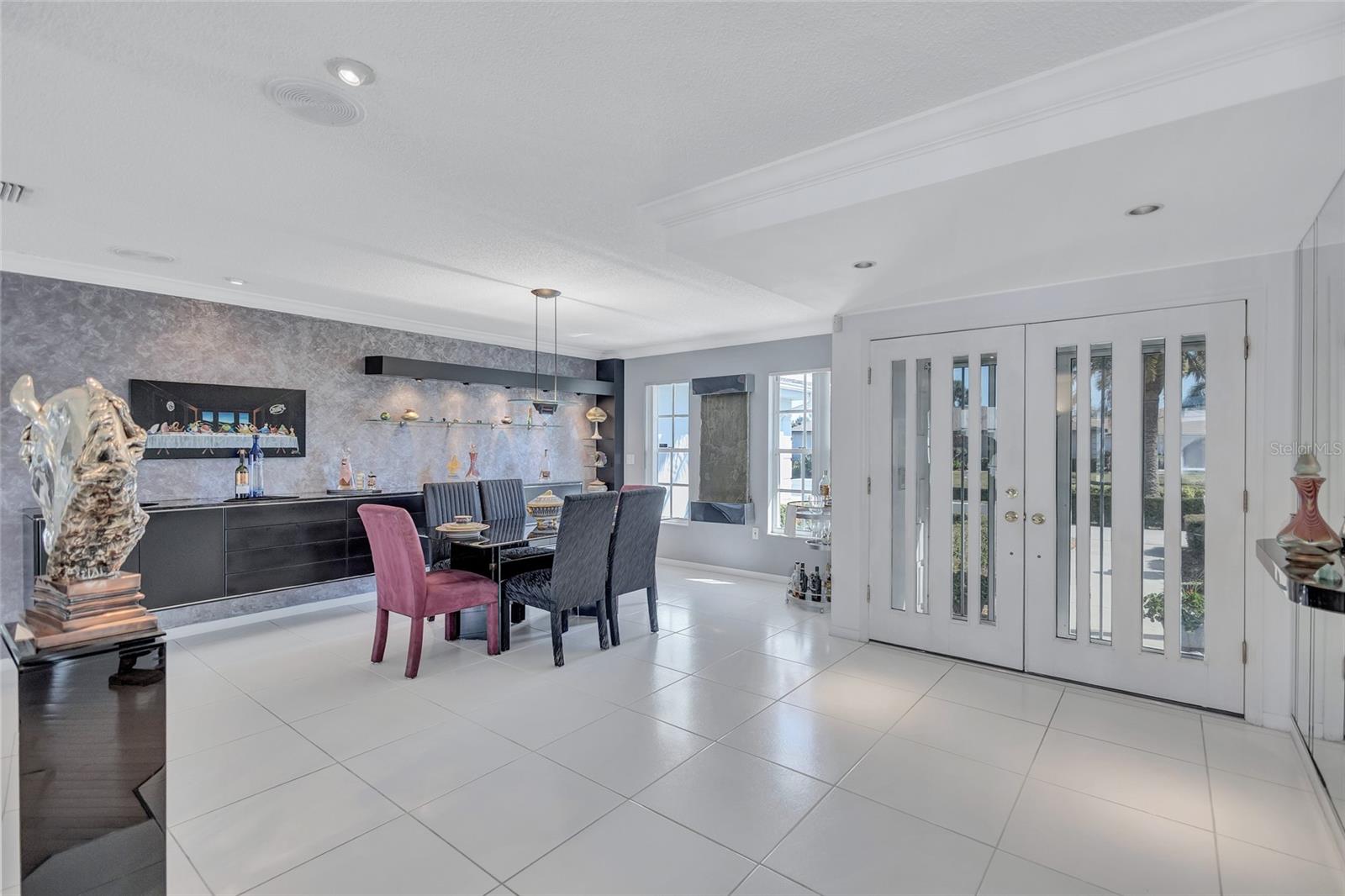 6851 COUNTRY LAKES CIR