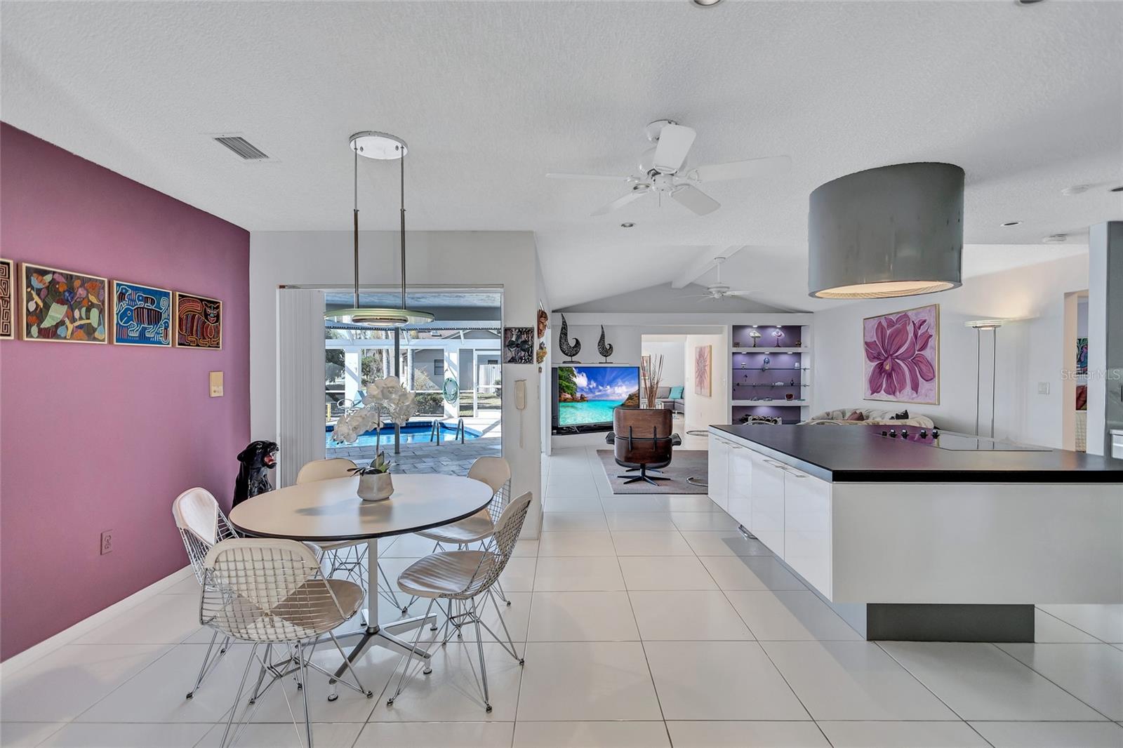 6851 COUNTRY LAKES CIR