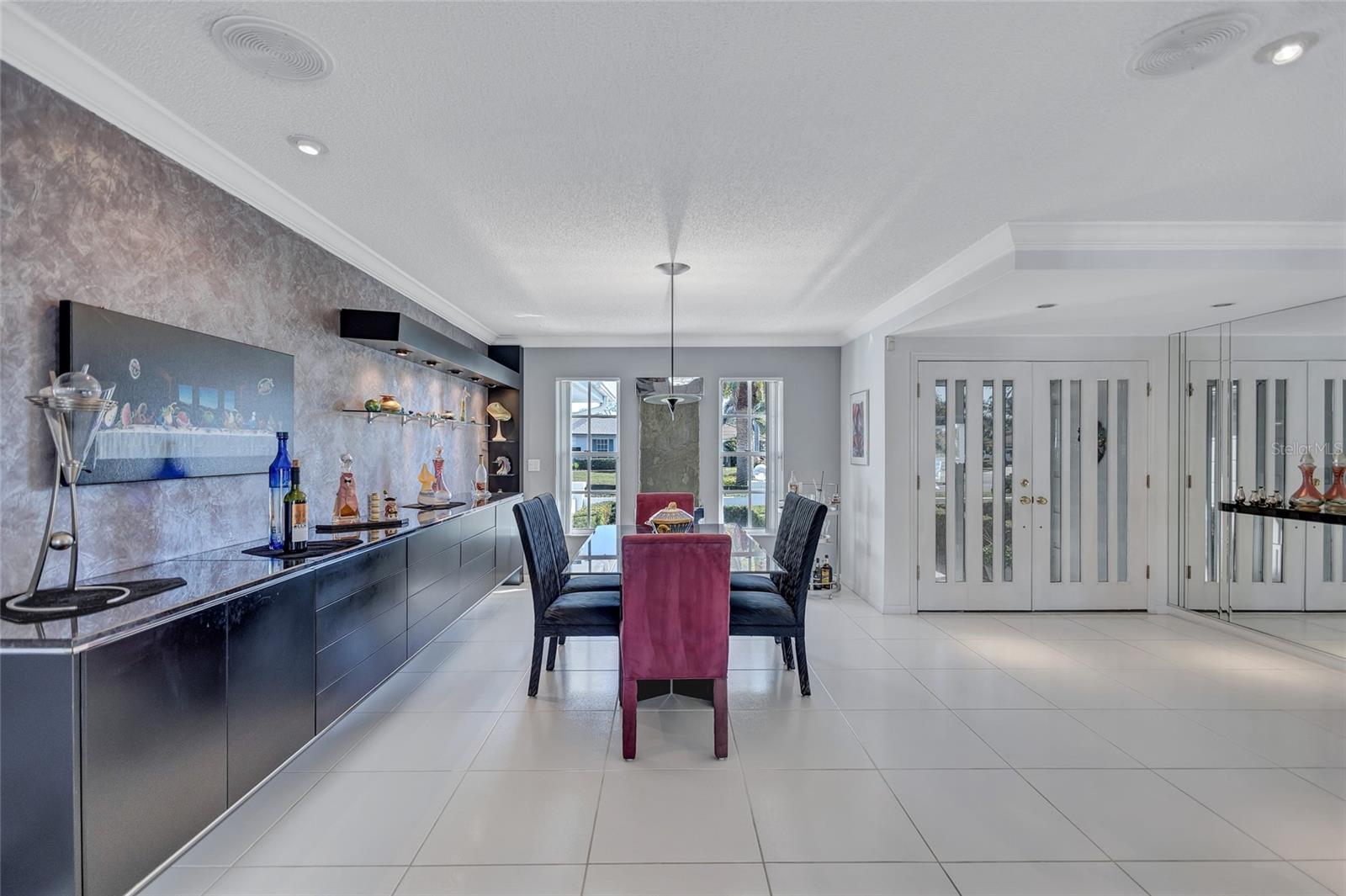 6851 COUNTRY LAKES CIR