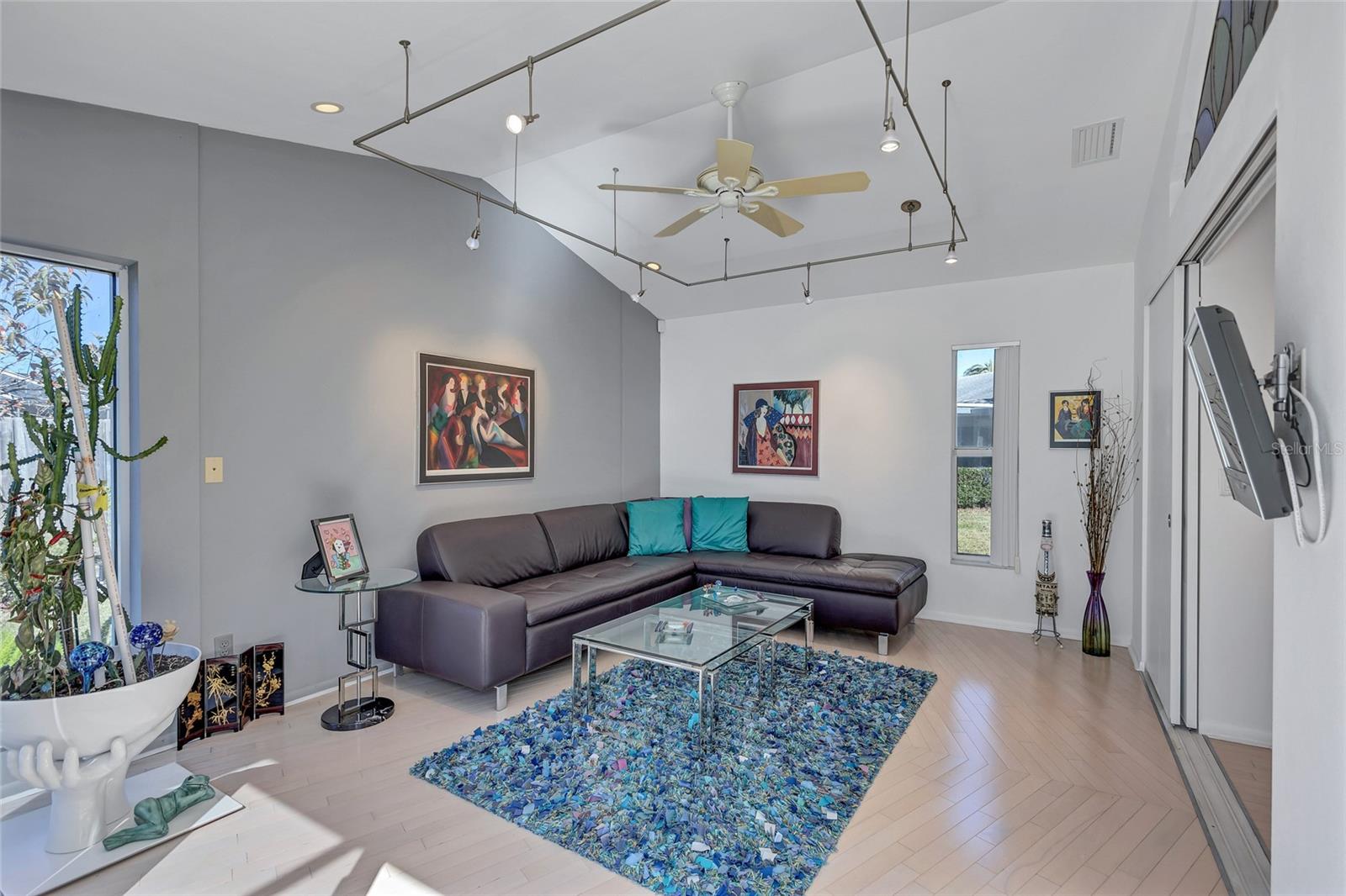6851 COUNTRY LAKES CIR