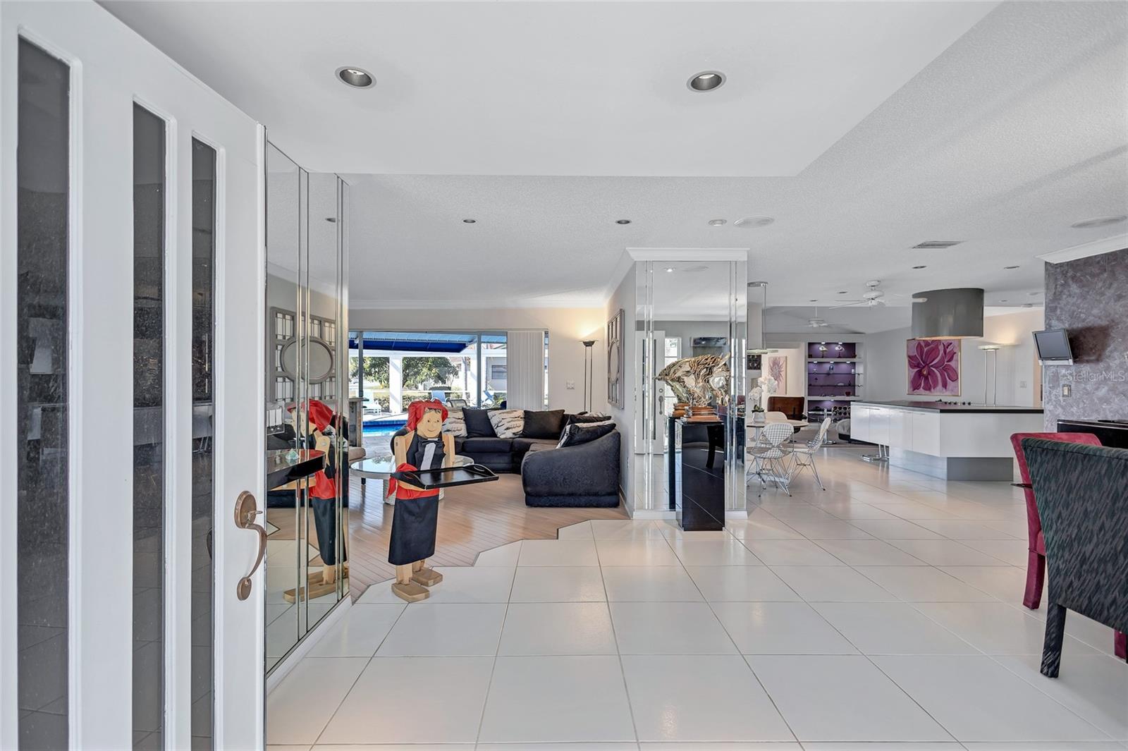 6851 COUNTRY LAKES CIR