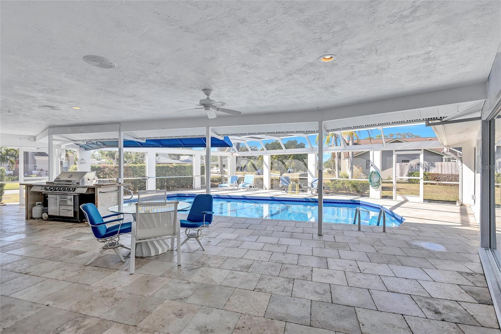 6851 COUNTRY LAKES CIR