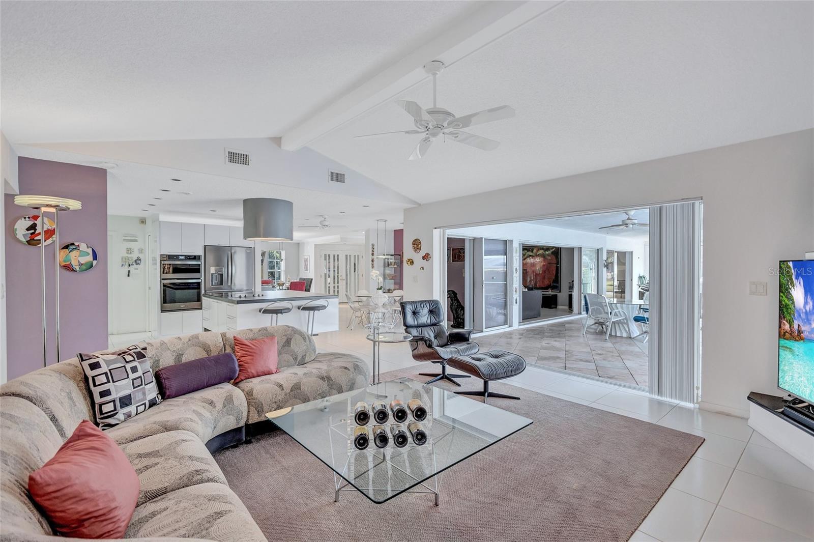 6851 COUNTRY LAKES CIR