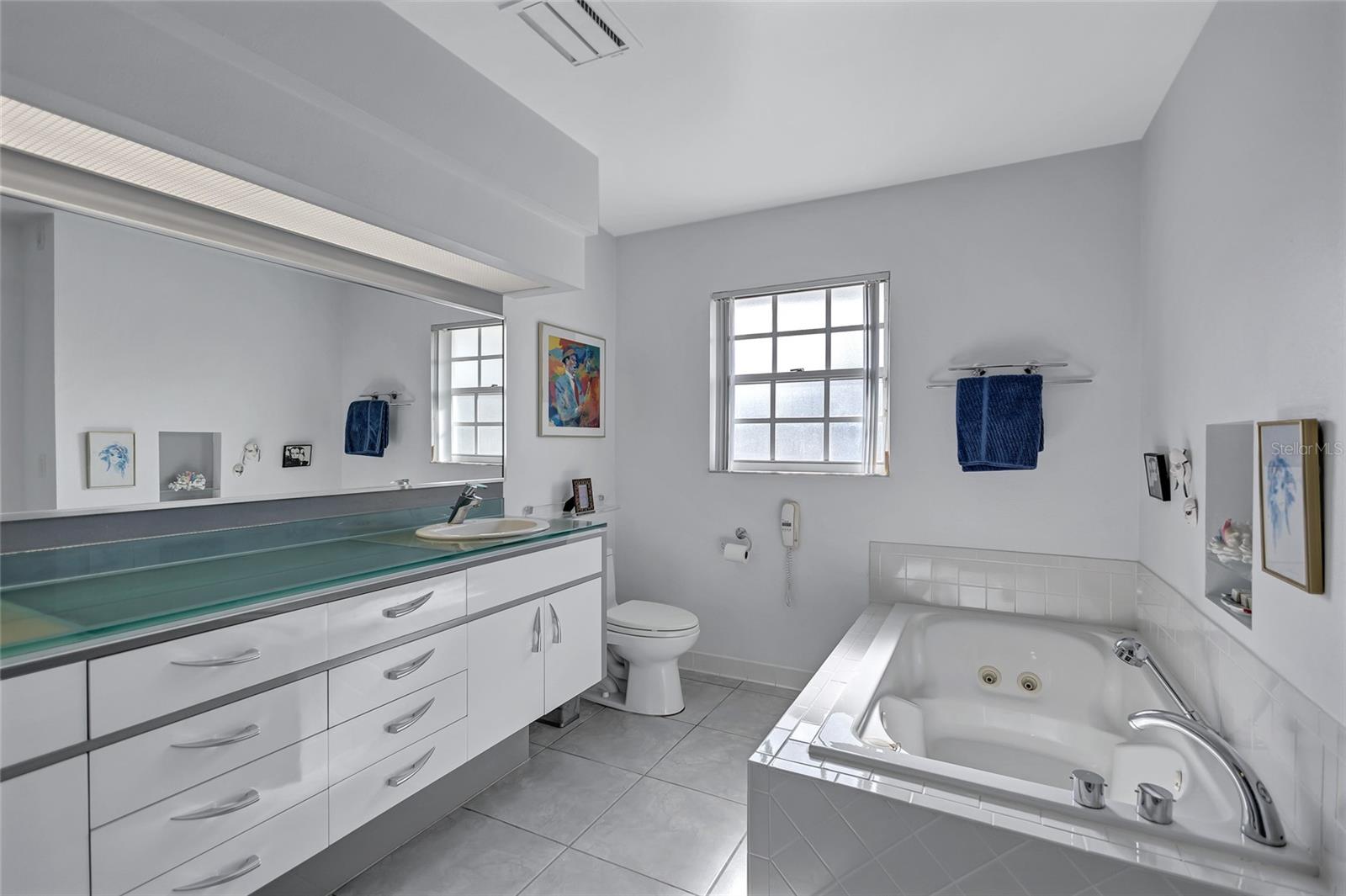 6851 COUNTRY LAKES CIR
