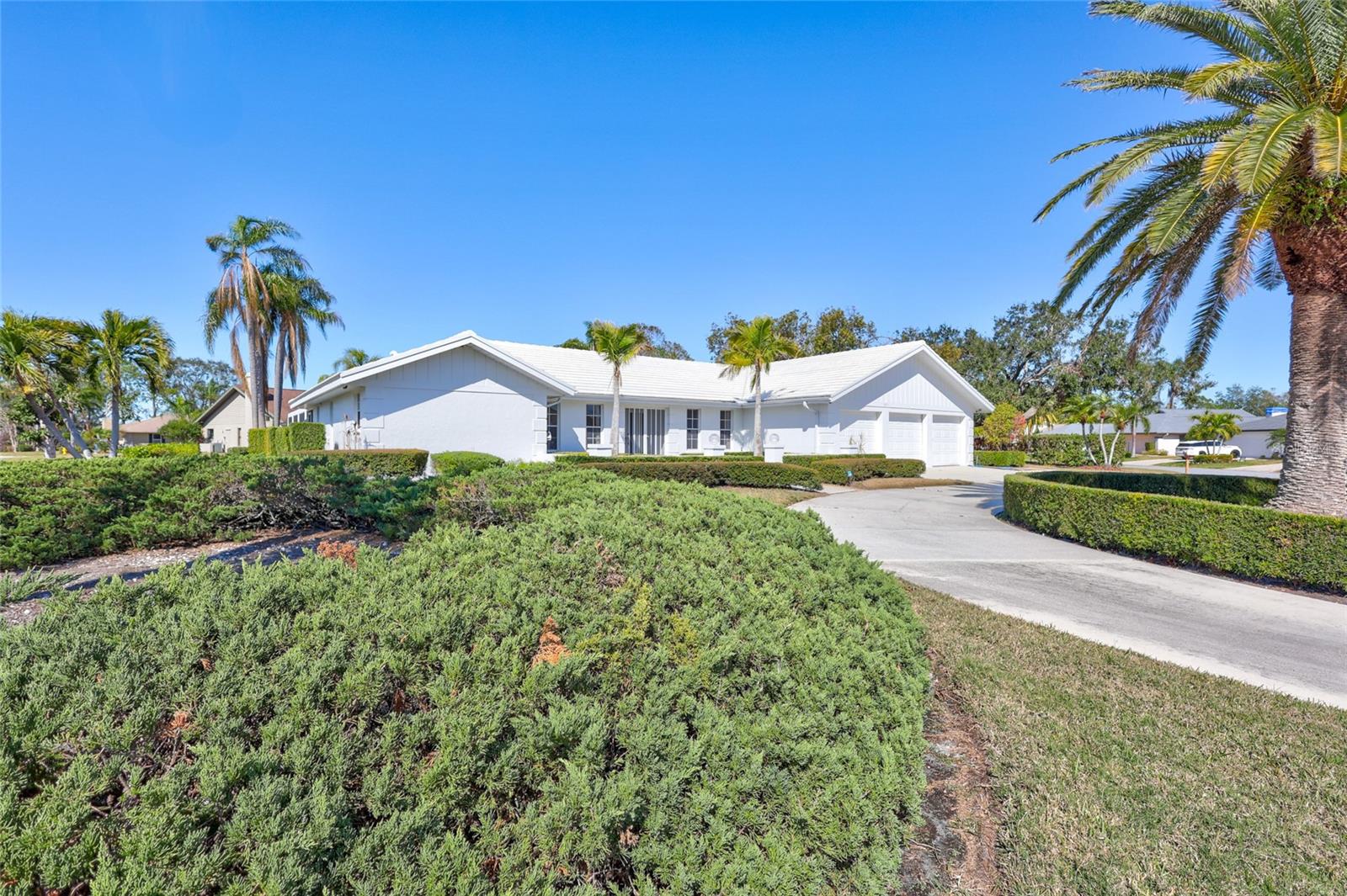 6851 COUNTRY LAKES CIR