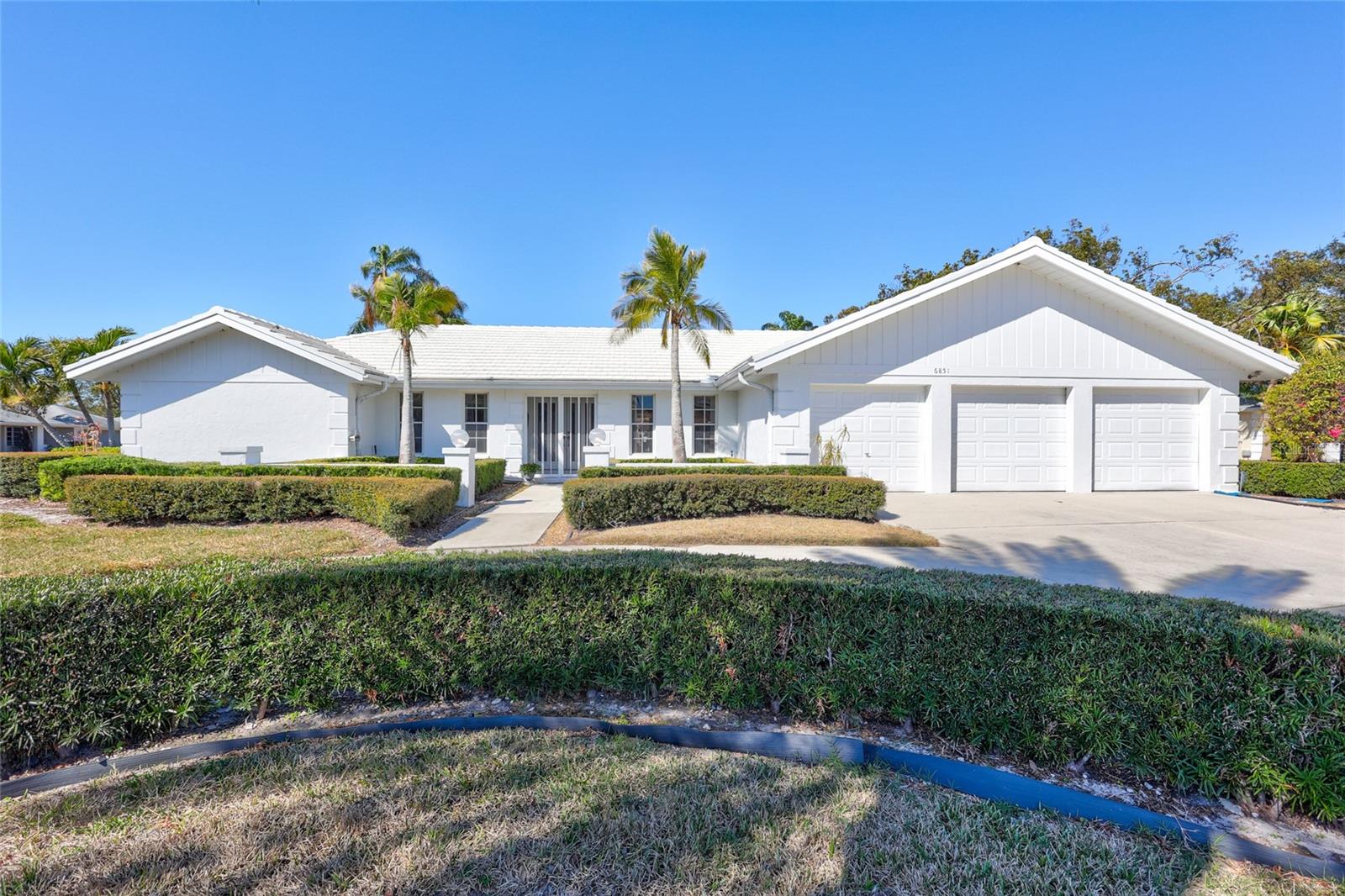 6851 COUNTRY LAKES CIR