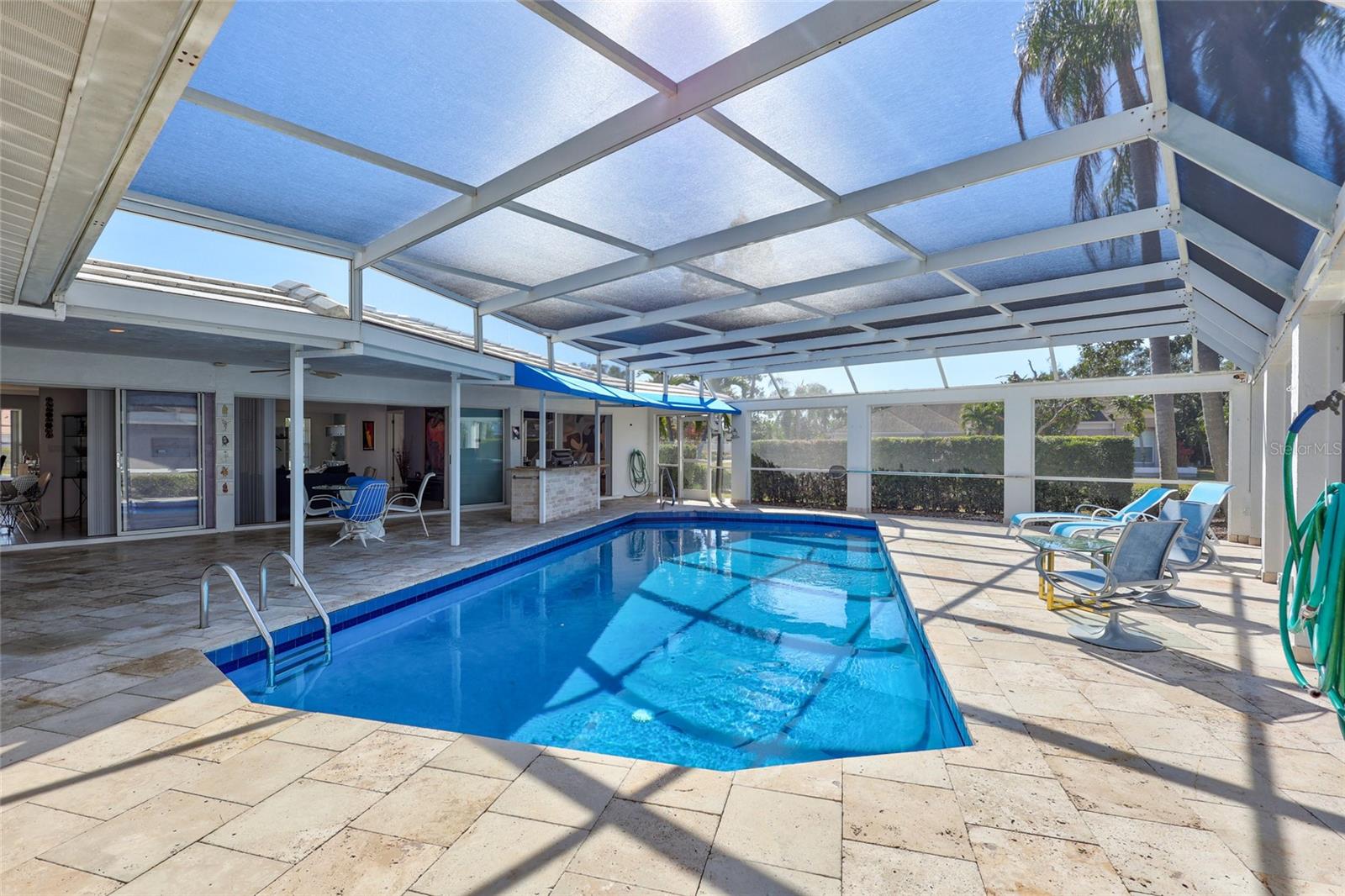 6851 COUNTRY LAKES CIR