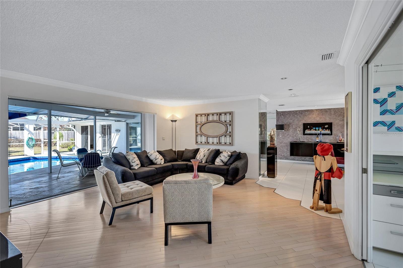 6851 COUNTRY LAKES CIR
