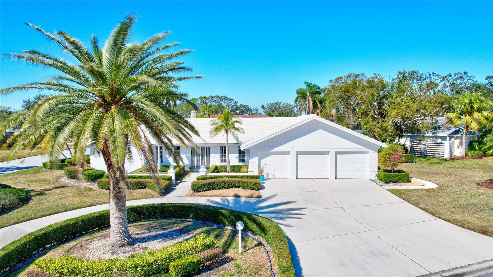6851 COUNTRY LAKES CIR
