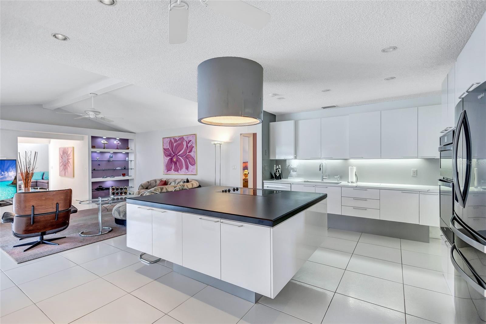 6851 COUNTRY LAKES CIR