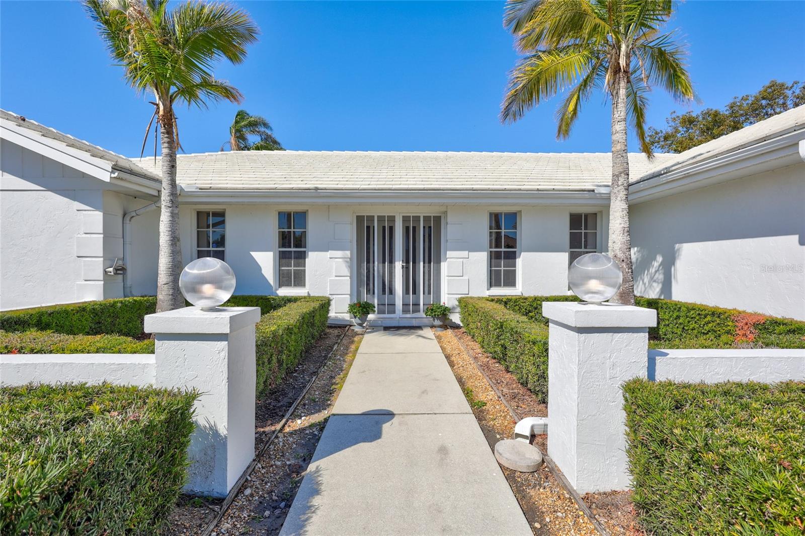 6851 COUNTRY LAKES CIR