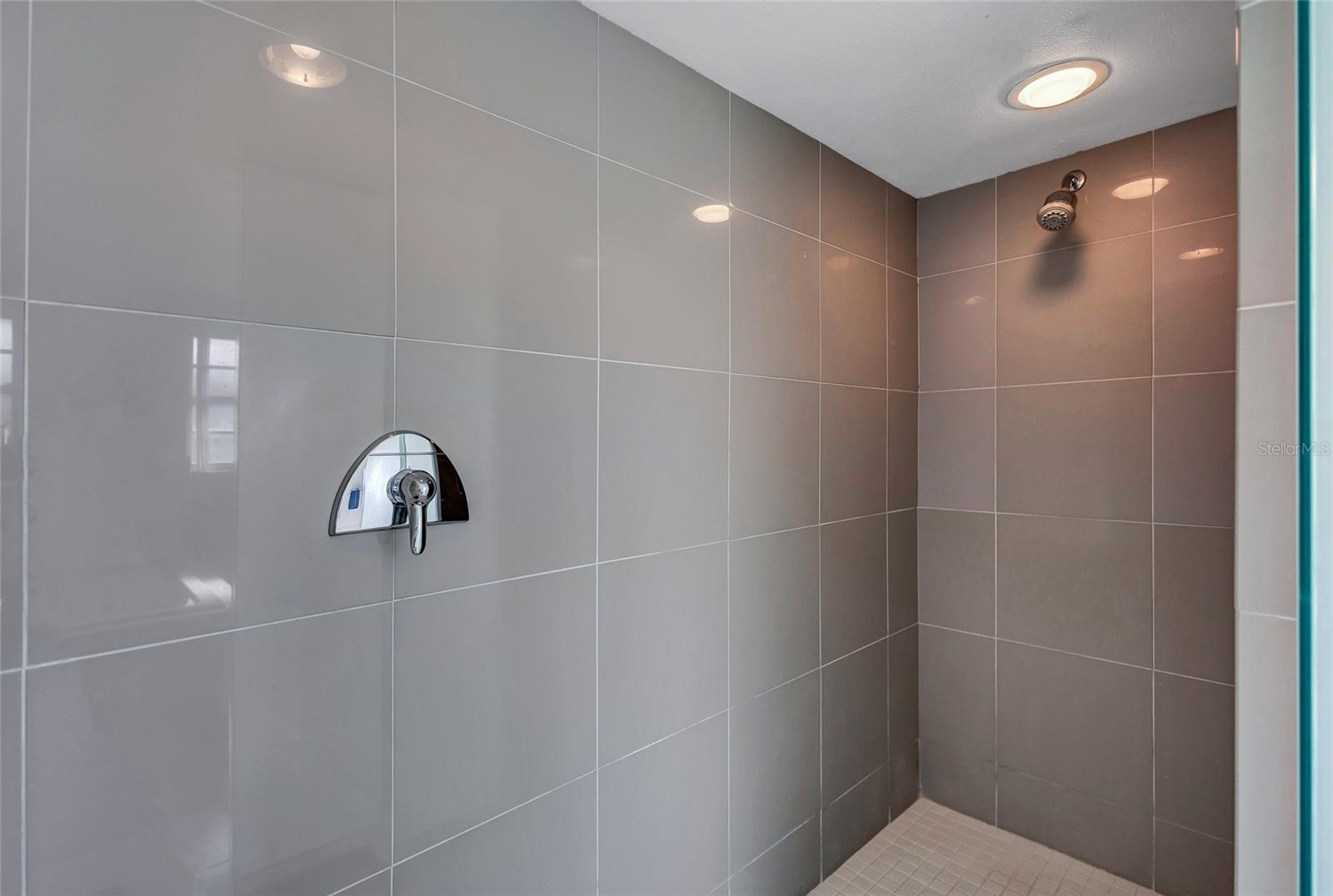 6851 COUNTRY LAKES CIR