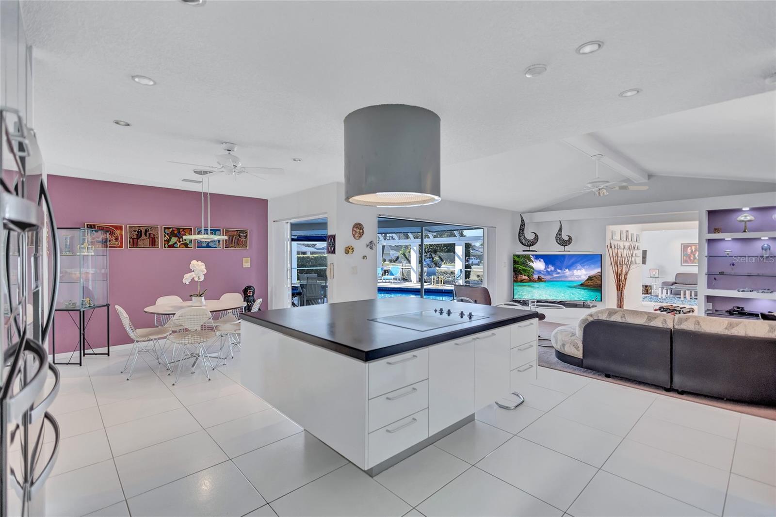 6851 COUNTRY LAKES CIR