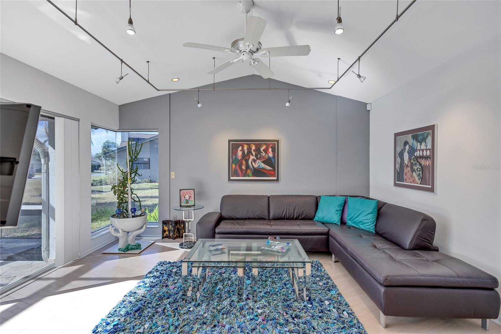 6851 COUNTRY LAKES CIR
