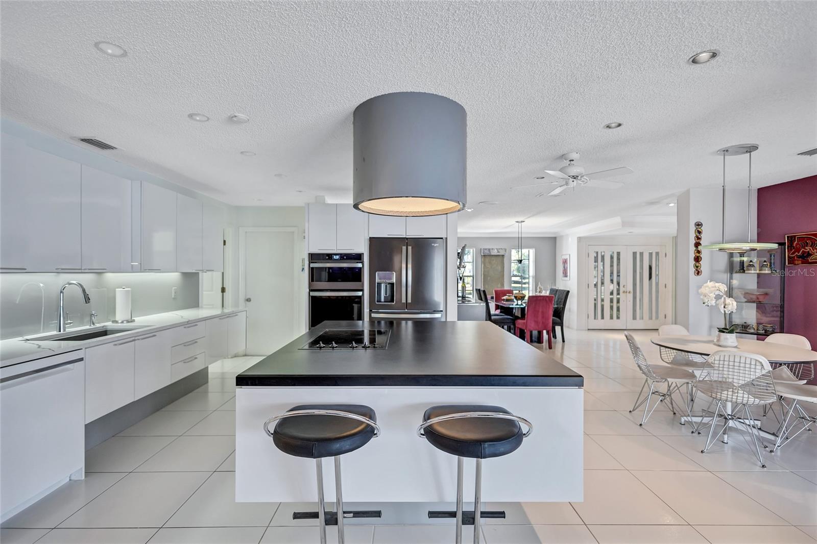 6851 COUNTRY LAKES CIR