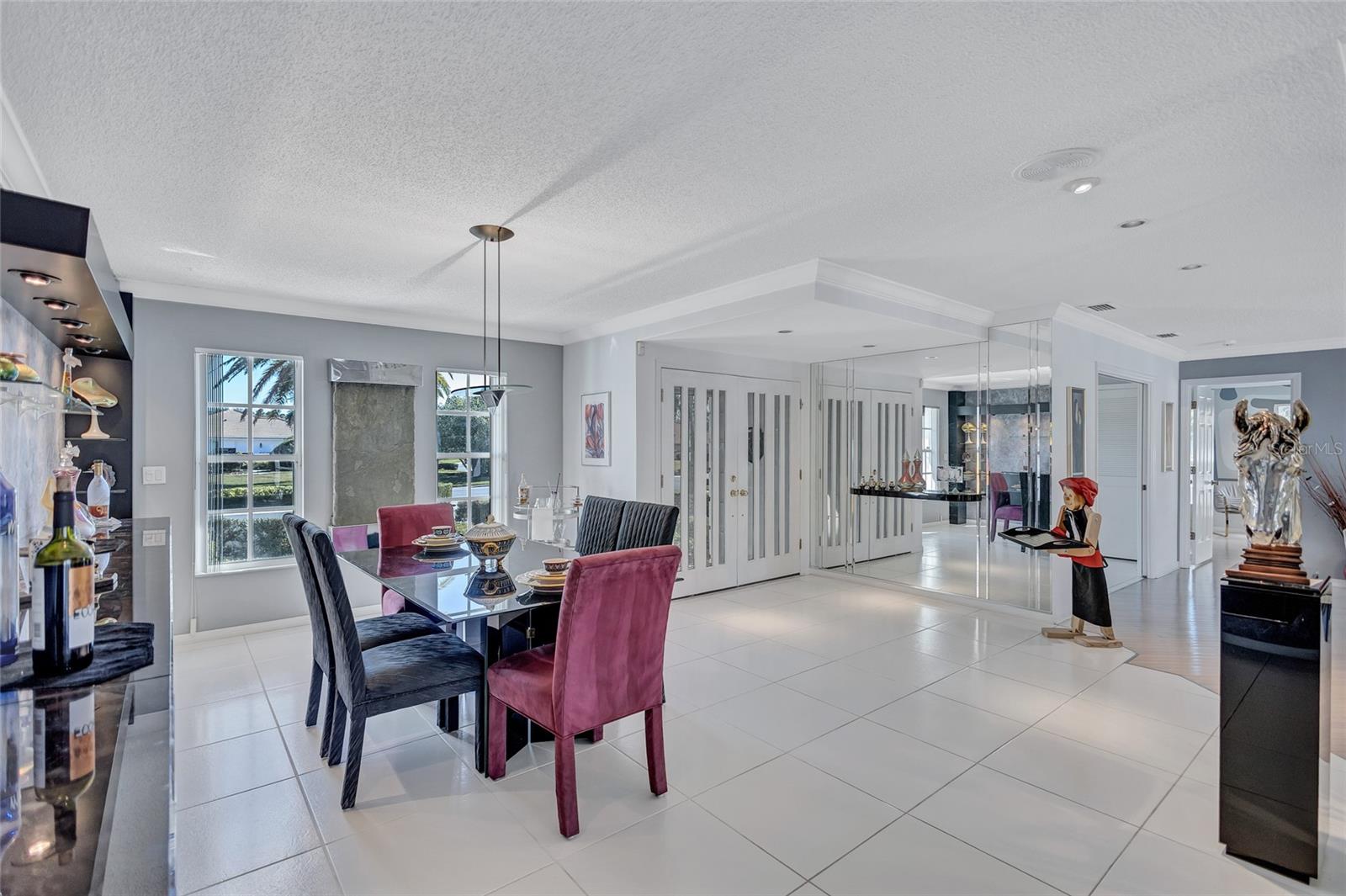 6851 COUNTRY LAKES CIR