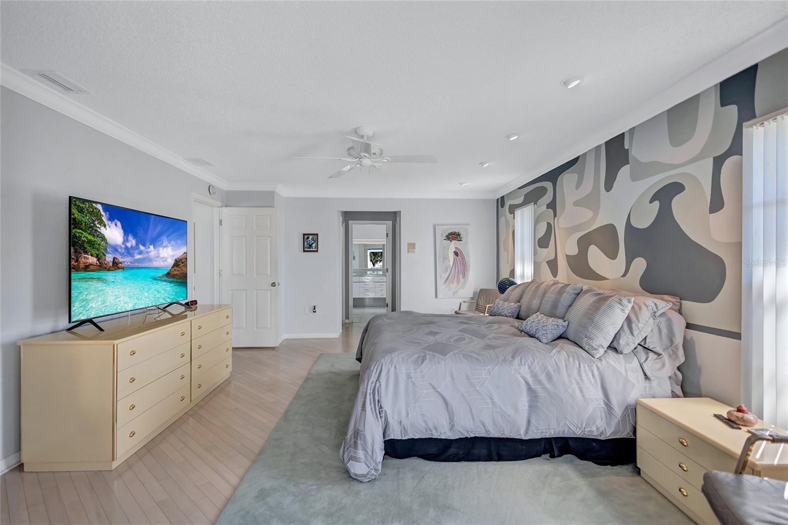6851 COUNTRY LAKES CIR