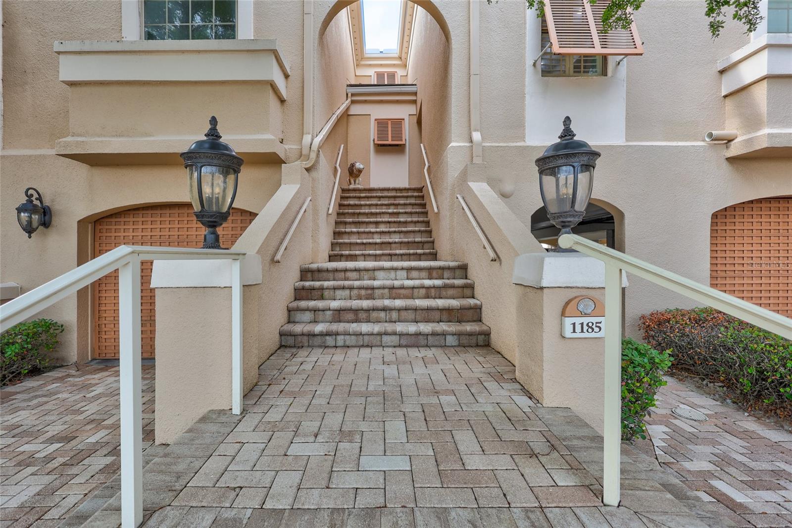 1185 COQUILLE ST #305