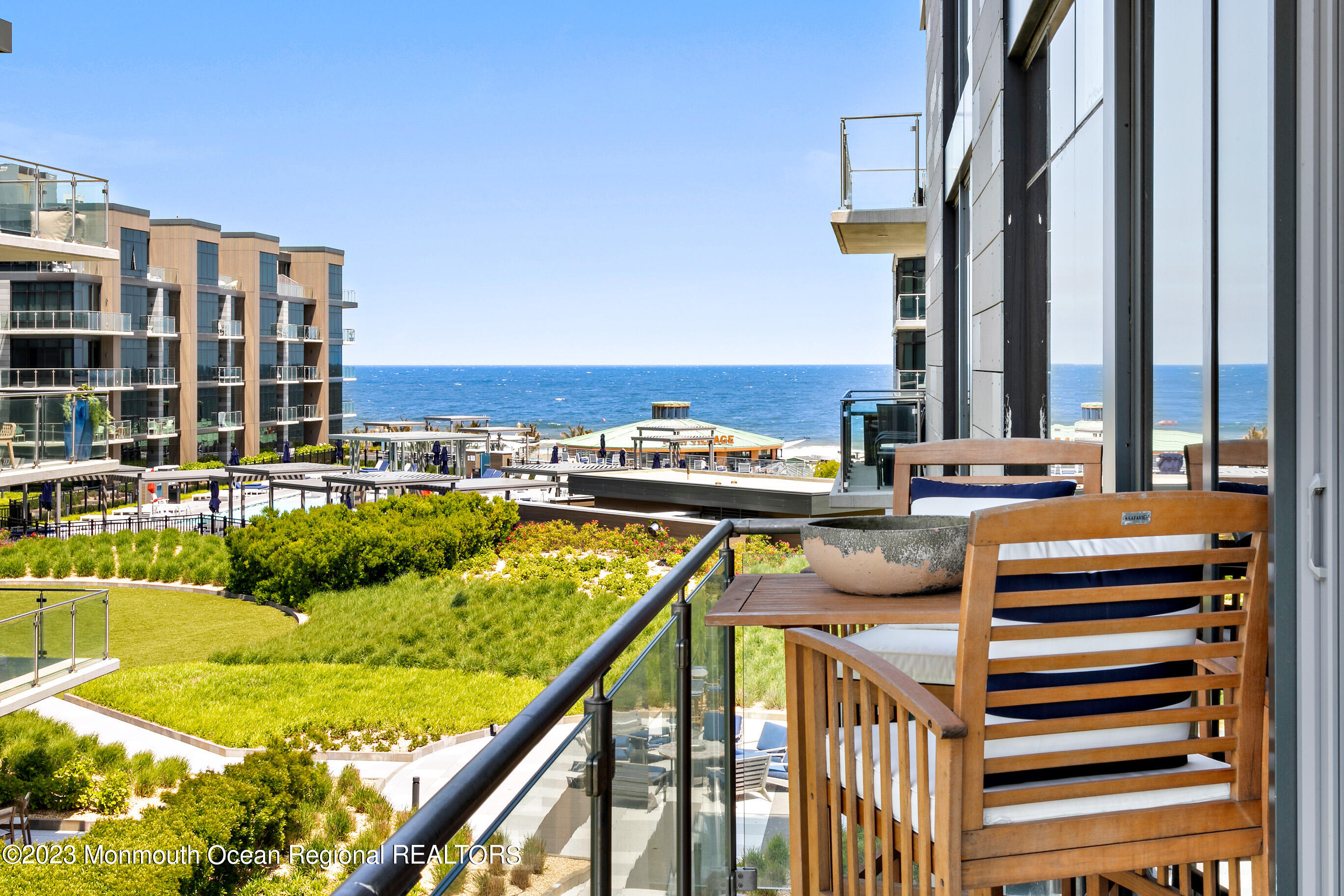 15 Morris Avenue, 401