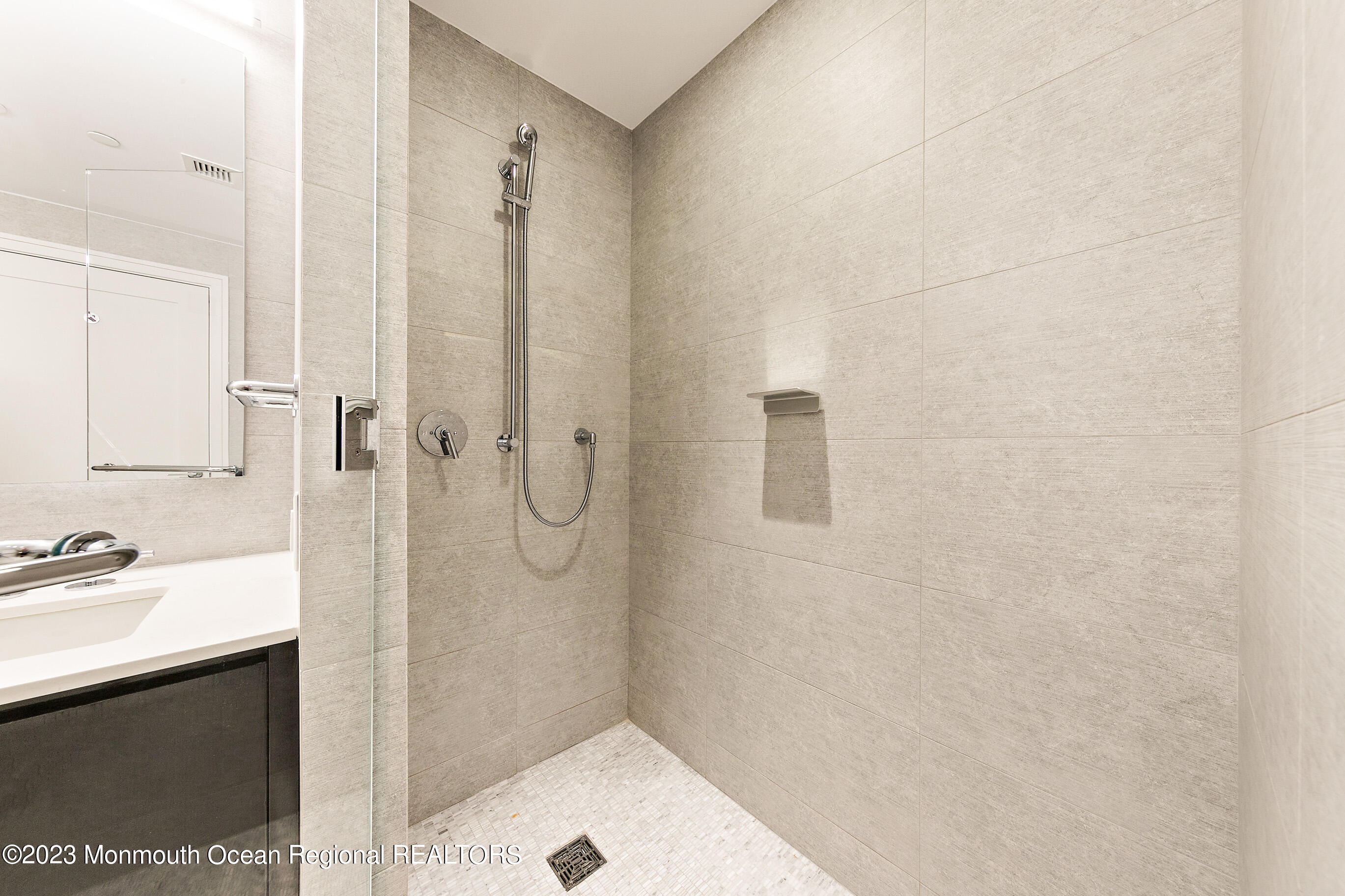 15 Morris Avenue, 401