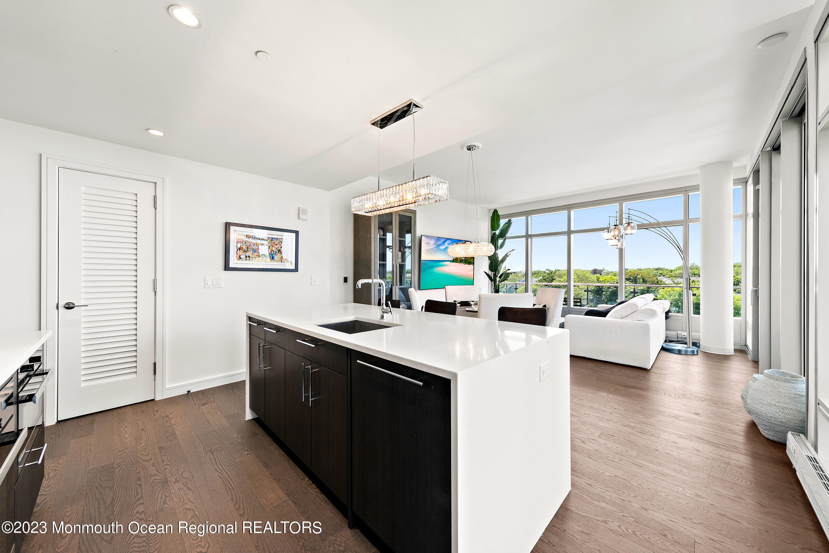 15 Morris Avenue, 401