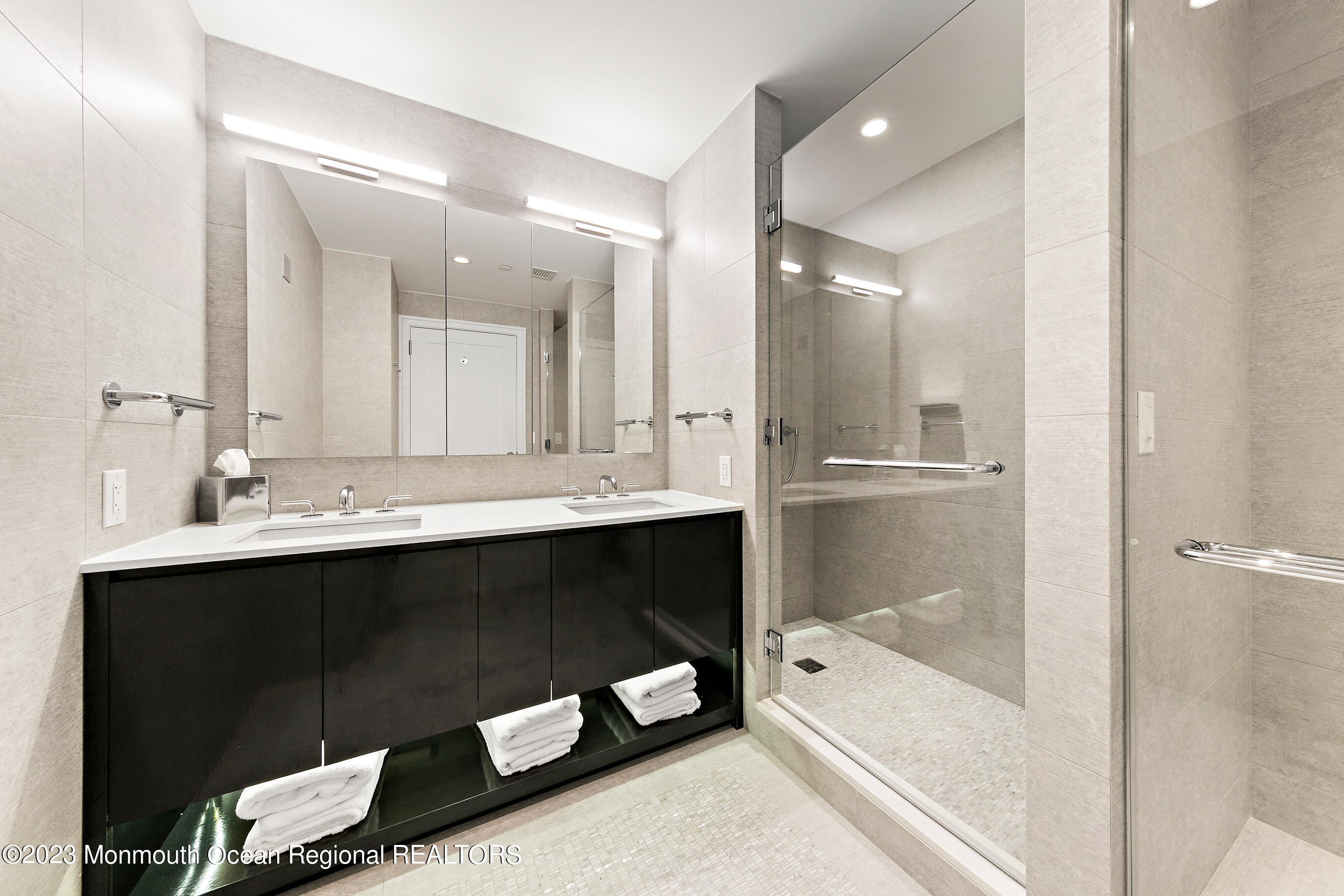 15 Morris Avenue, 401