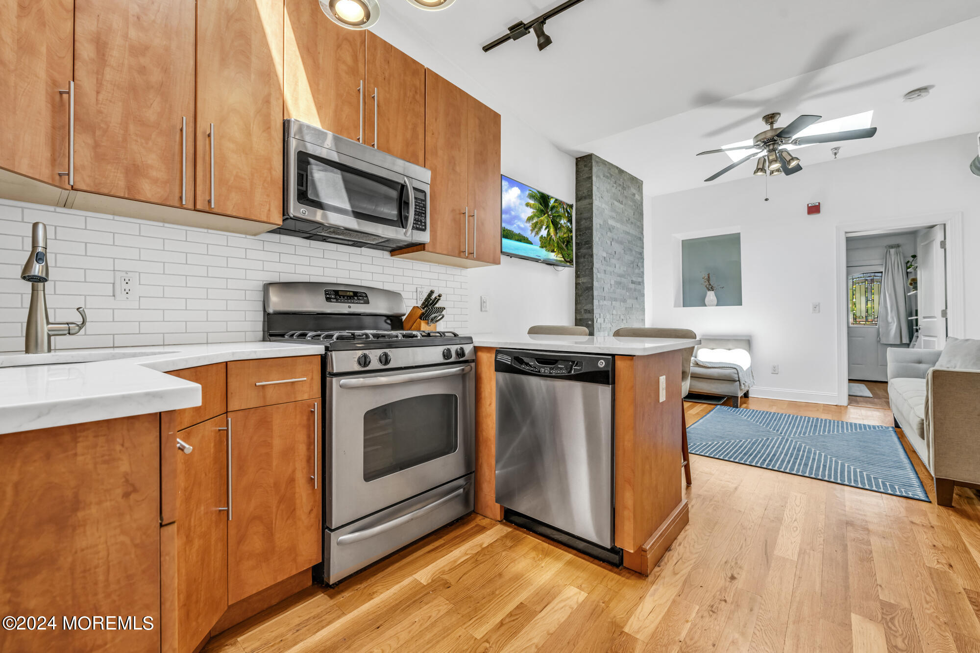 717 Adams Street, 4L