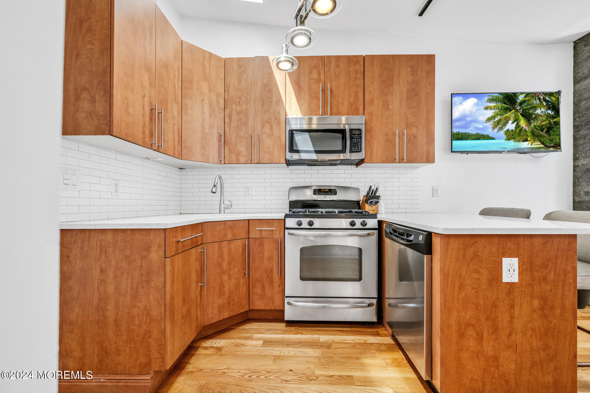 717 Adams Street, 4L