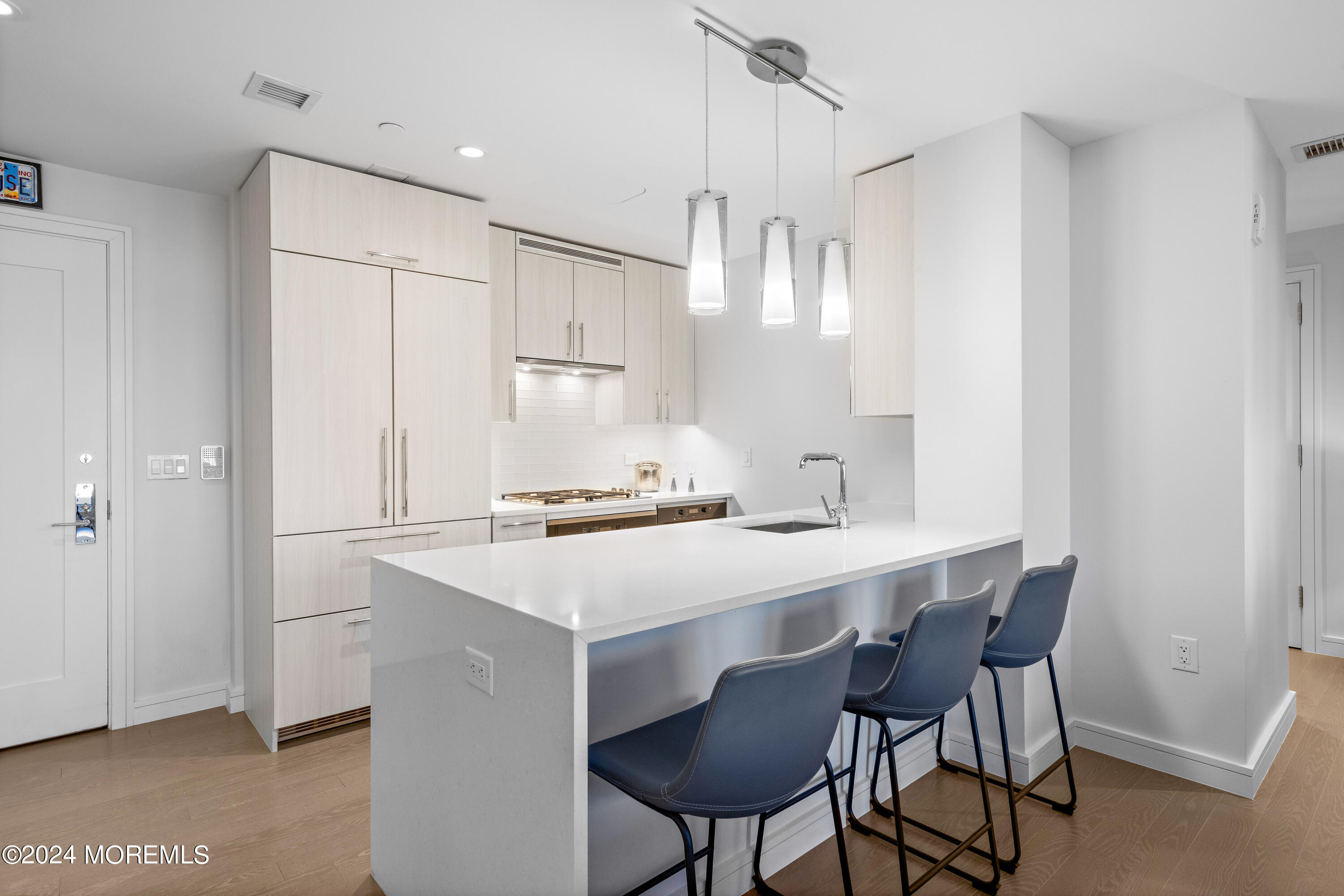 15 Morris Avenue, 604