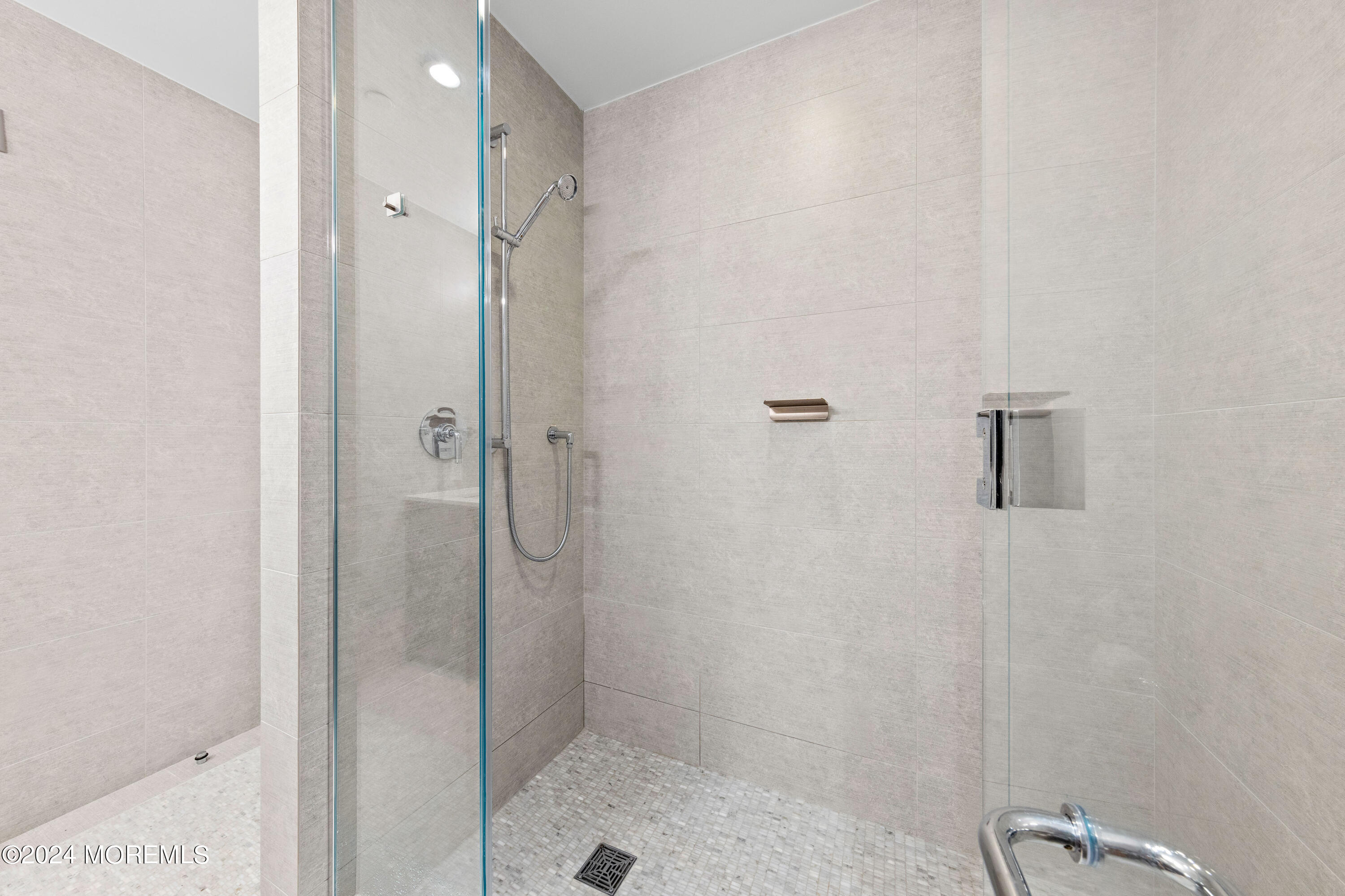 15 Morris Avenue, 604