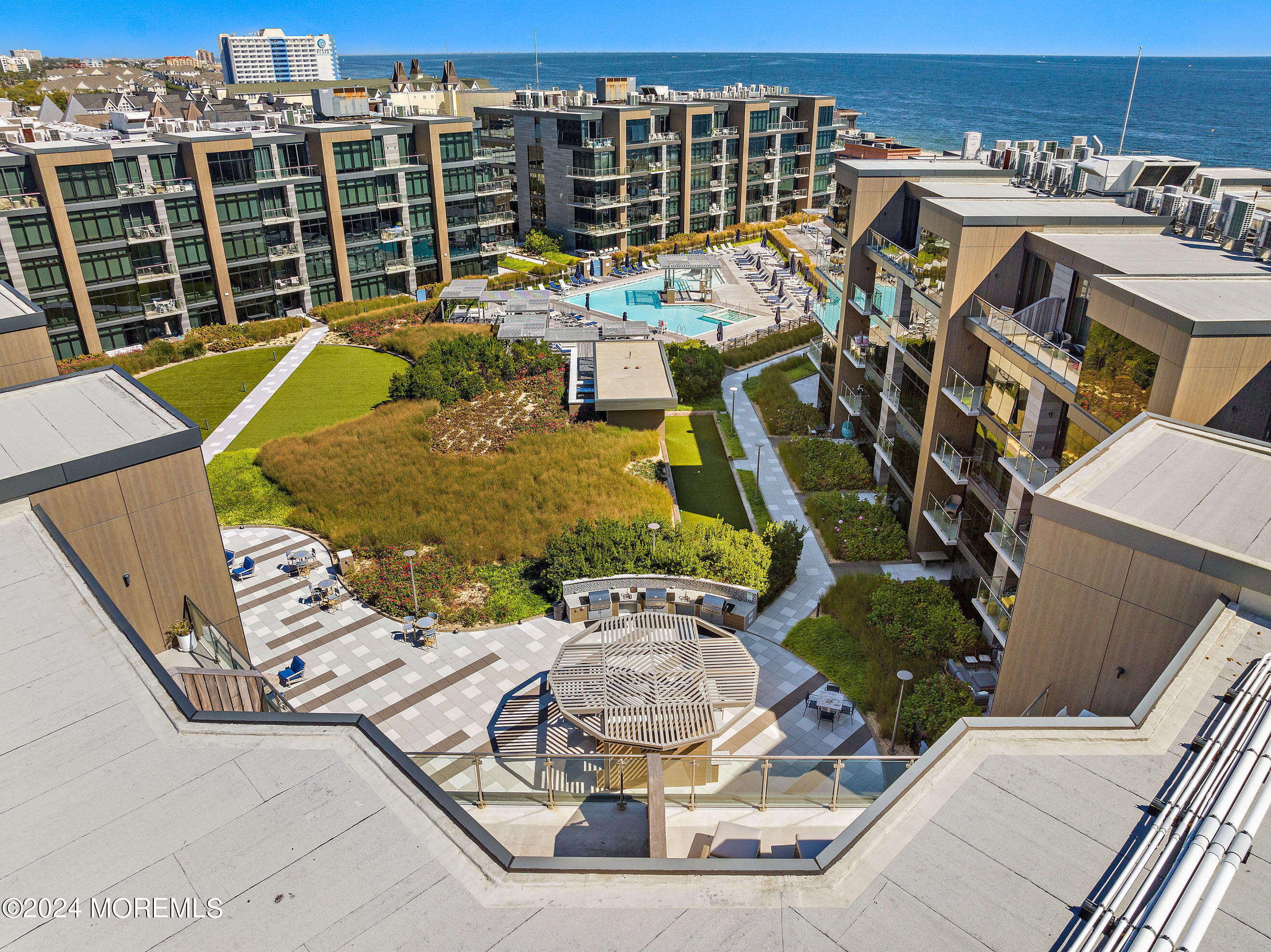 15 Morris Avenue, 604