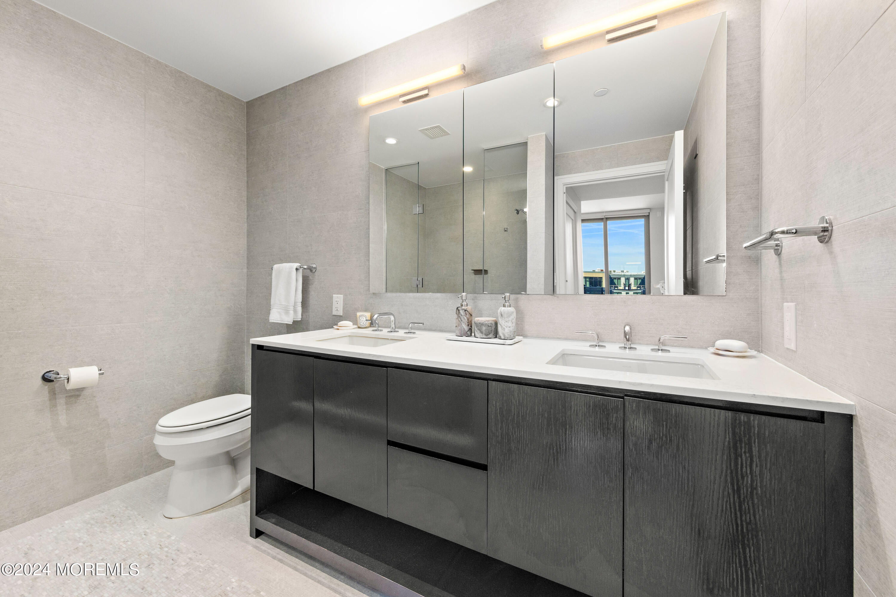 15 Morris Avenue, 604