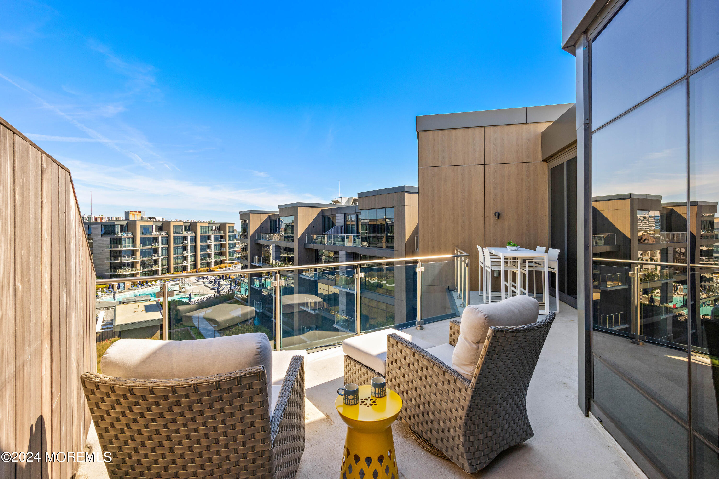 15 Morris Avenue, 604