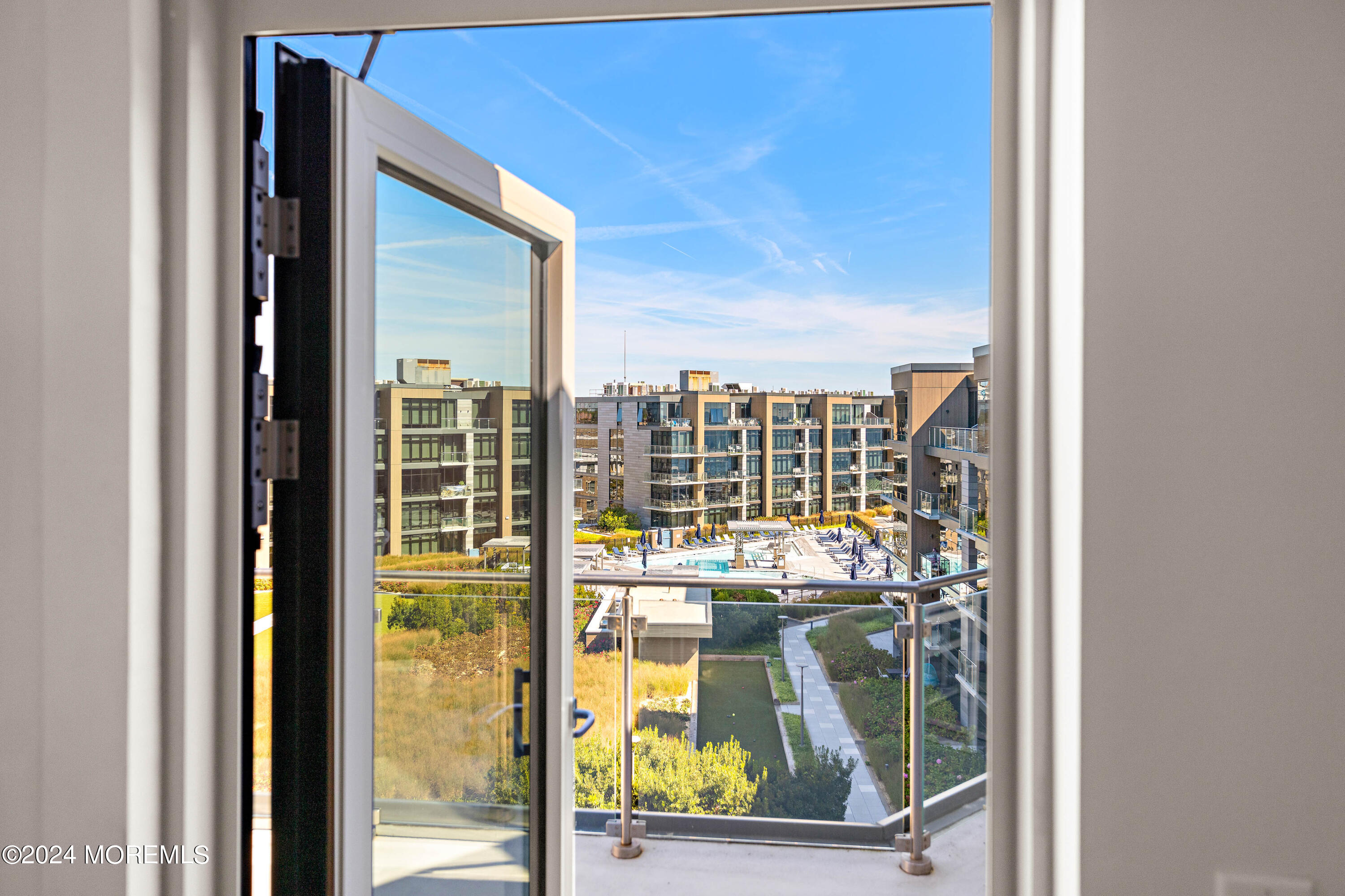 15 Morris Avenue, 604