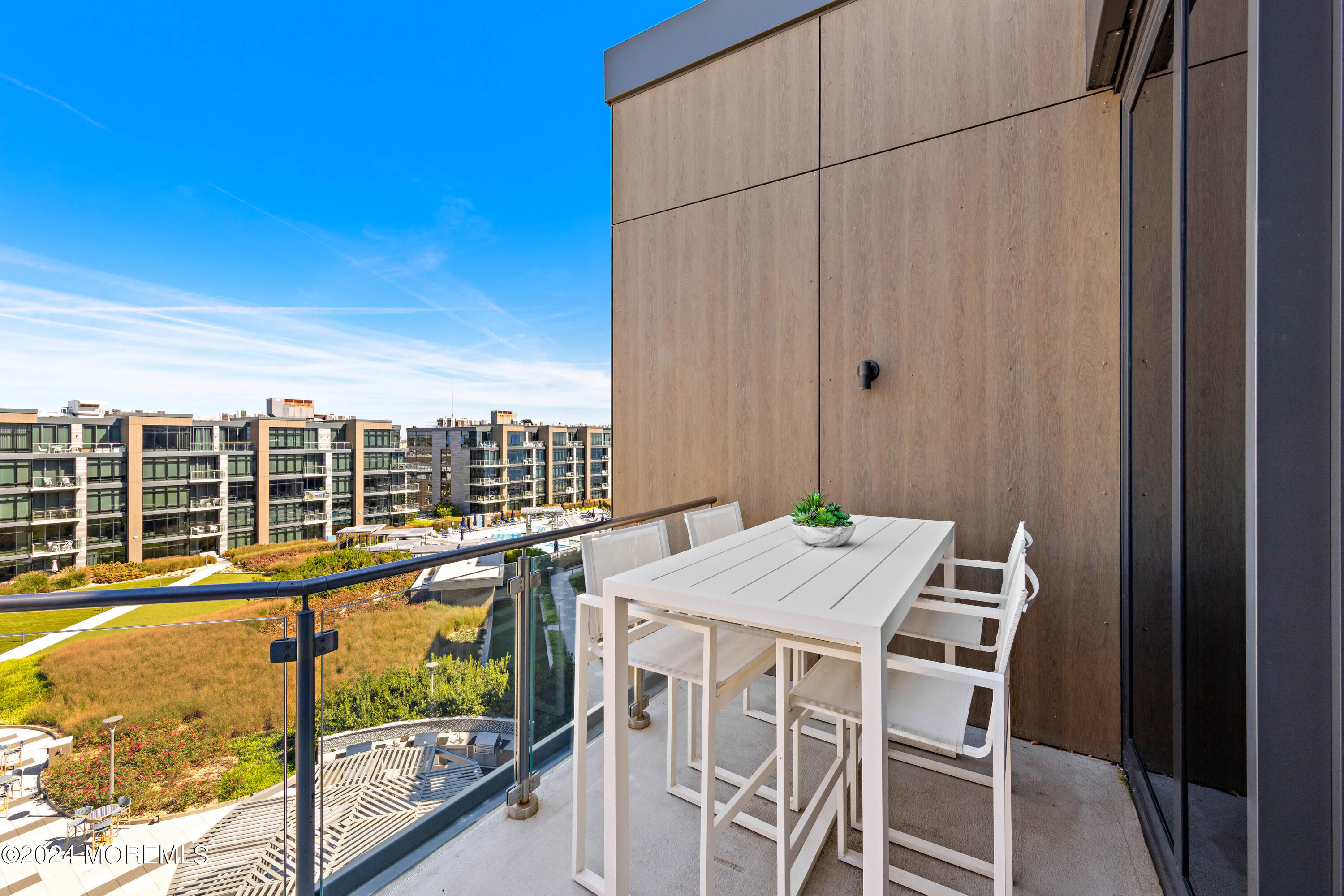 15 Morris Avenue, 604