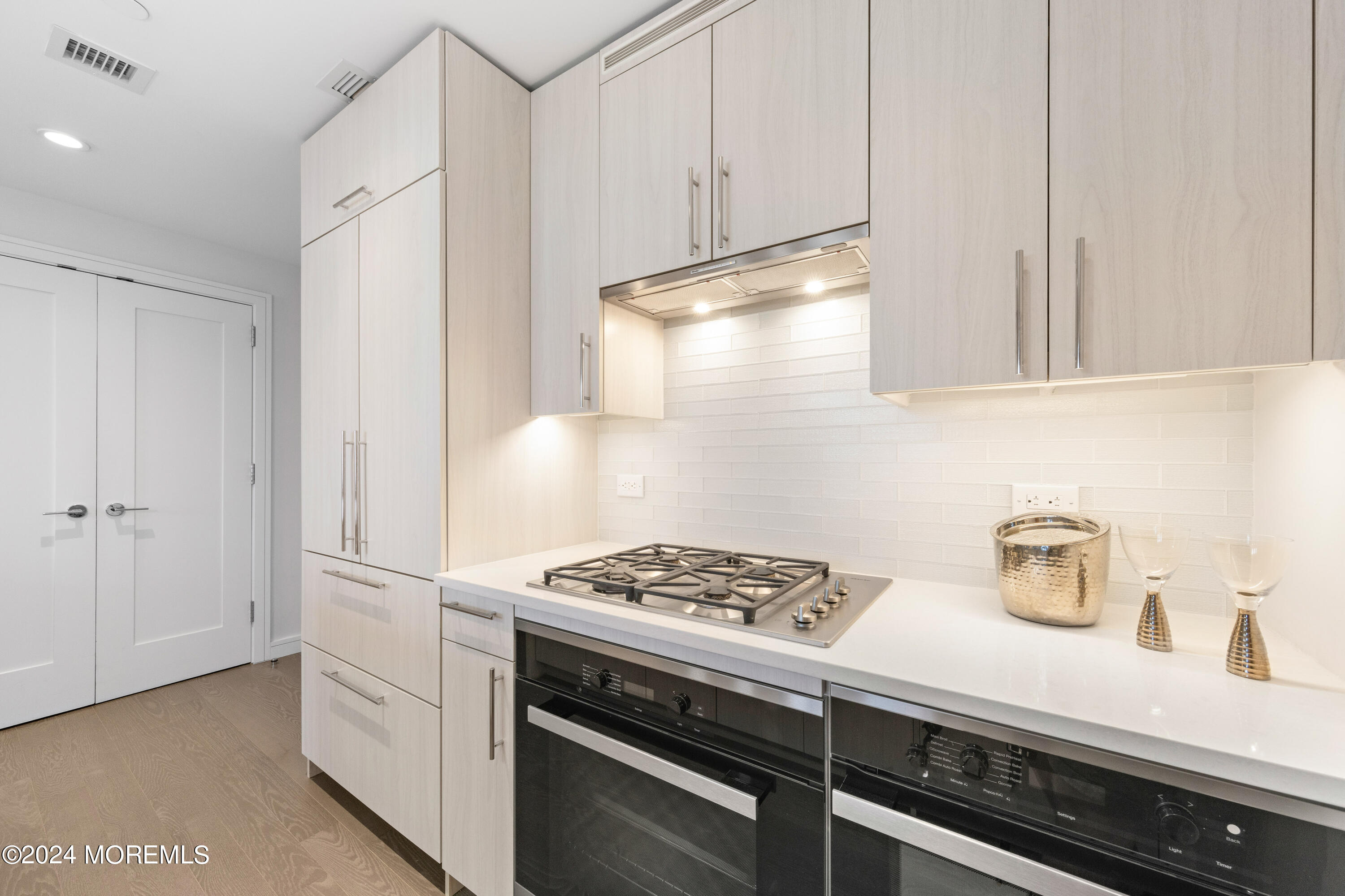 15 Morris Avenue, 604