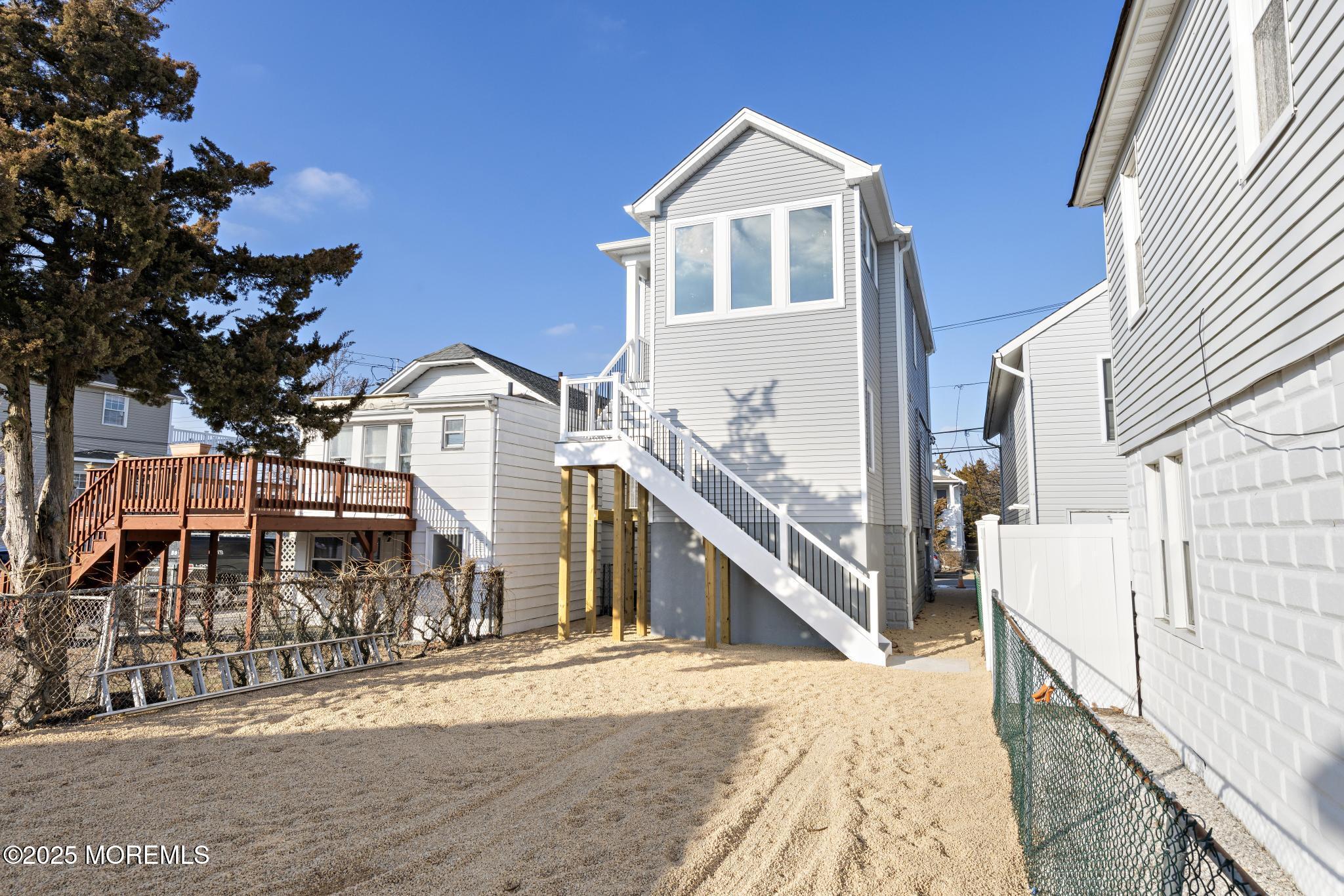 233 Dupont Avenue, 2