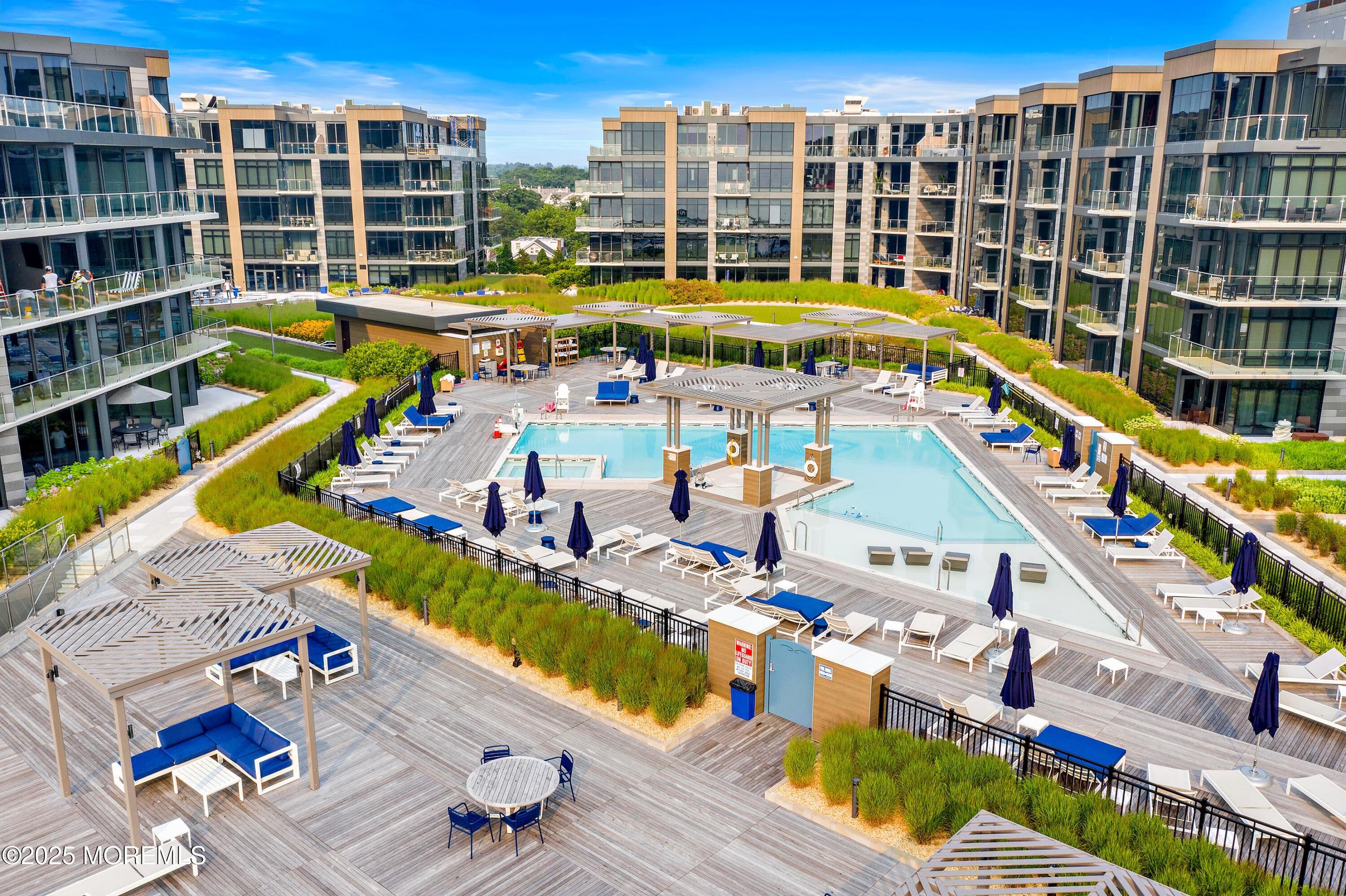 15 Morris Avenue, 602