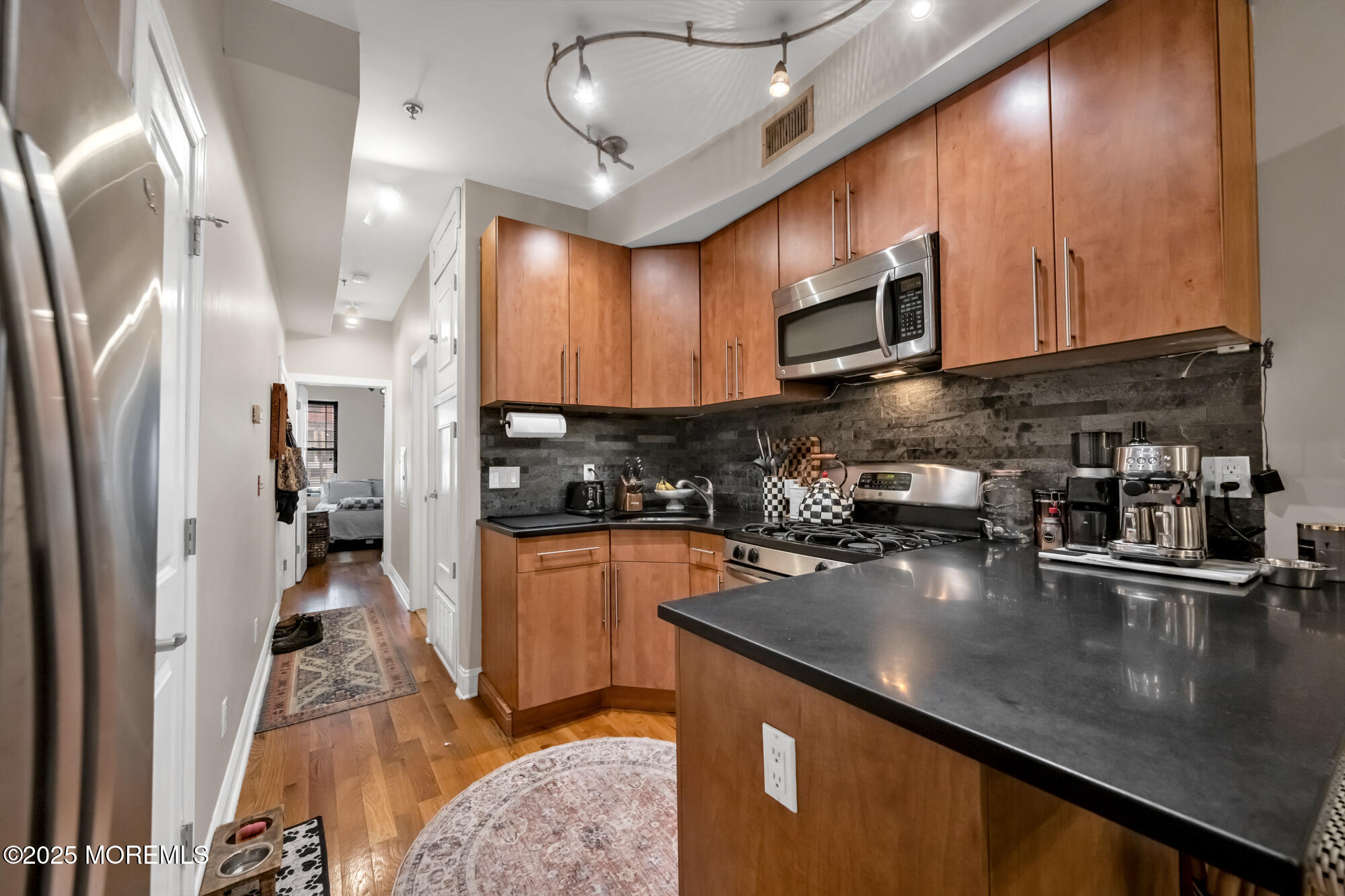 717 Adams Street, 1L