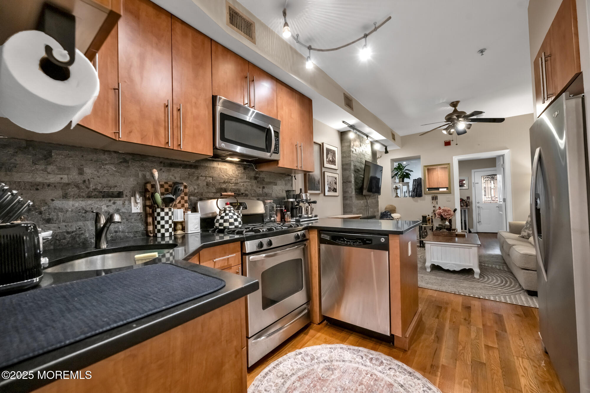 717 Adams Street, 1L