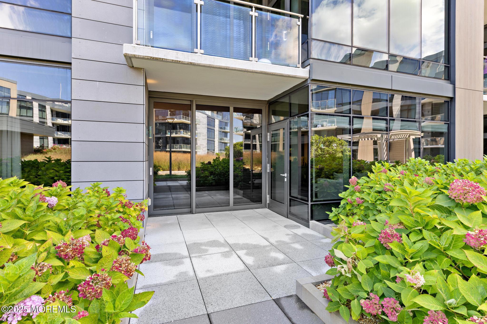 15 Morris Avenue, 206