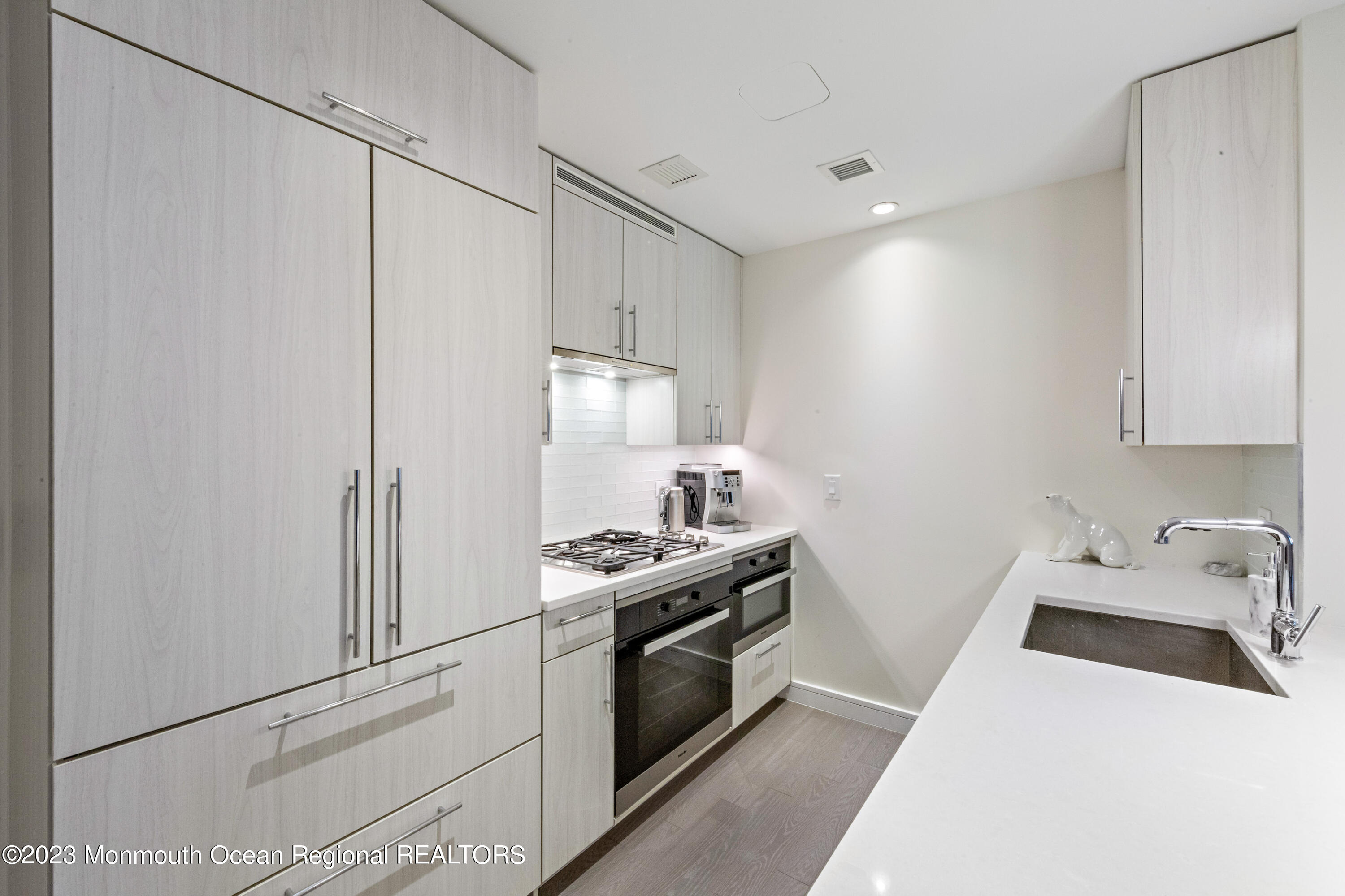 15 Morris Avenue, 202