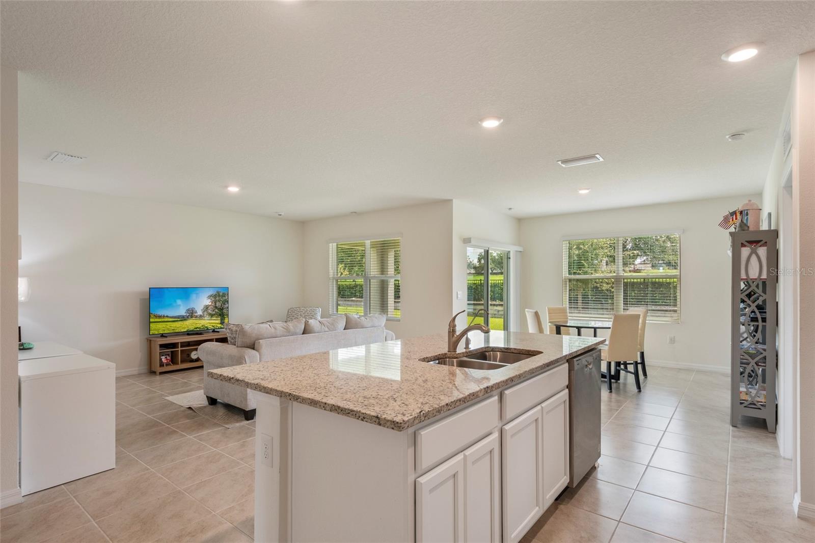 3669 RORY OAK CIR