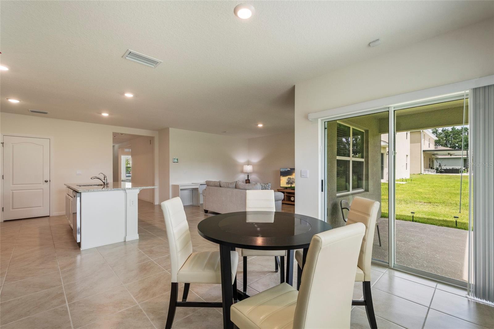 3669 RORY OAK CIR