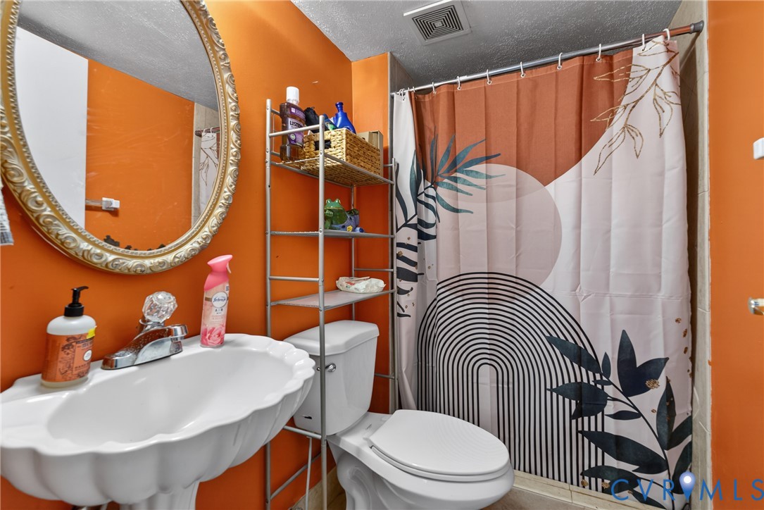 13315 Farm Crest Ct