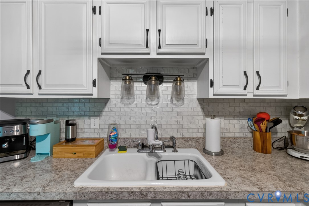 13315 Farm Crest Ct