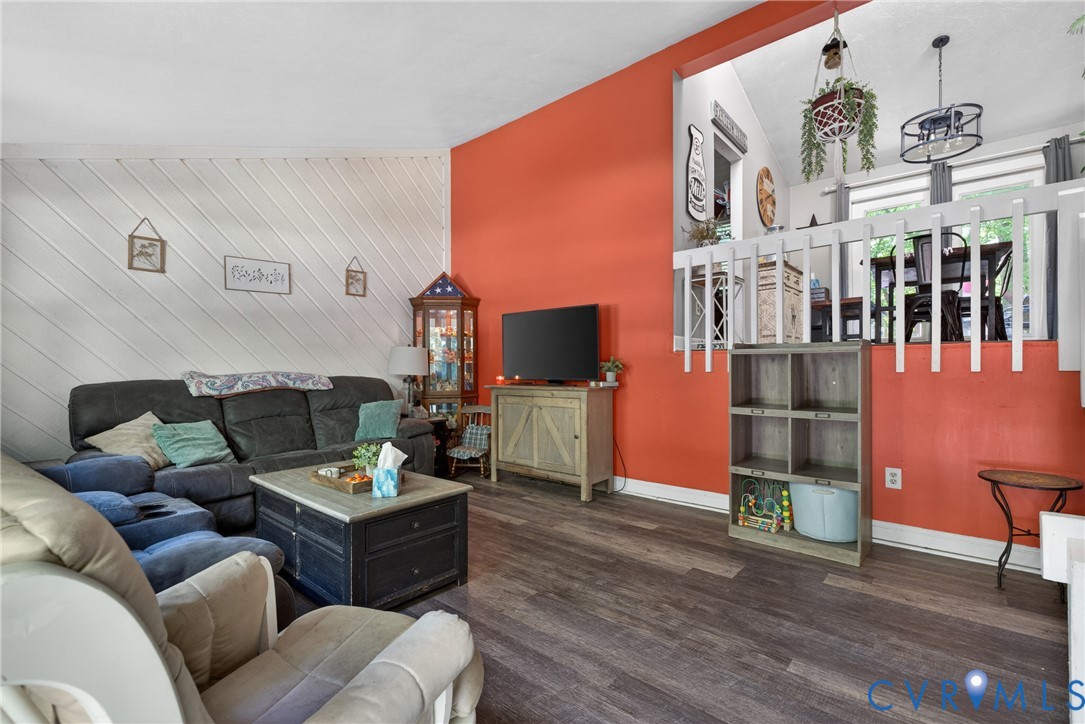 13315 Farm Crest Ct