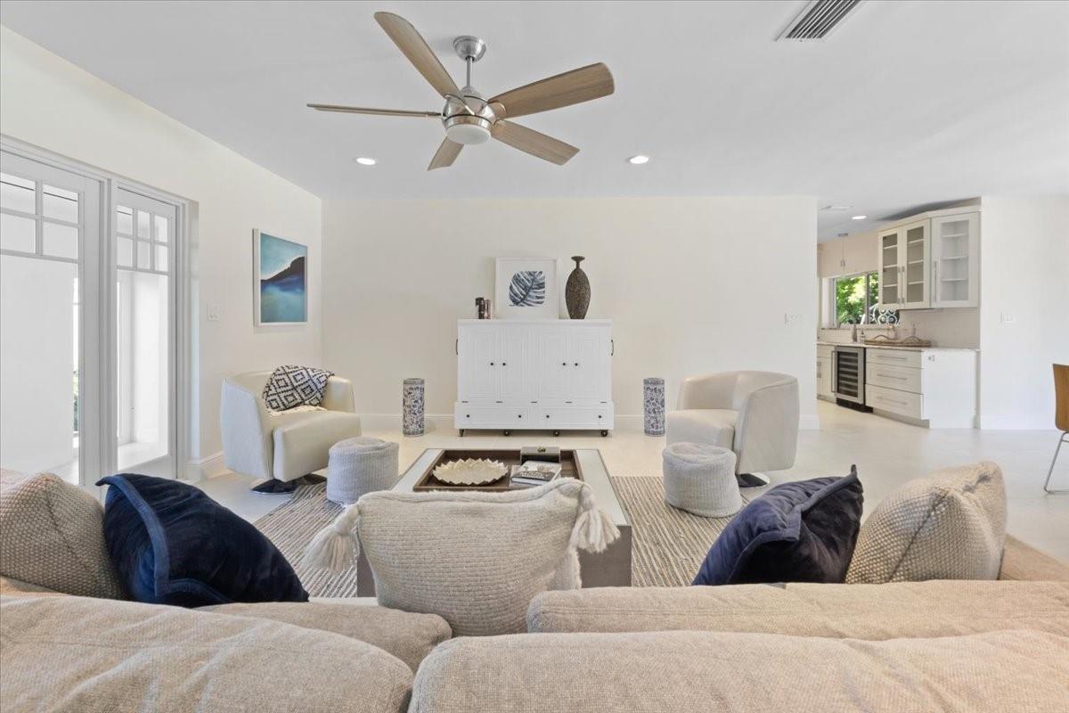 1635 Seabreeze Blvd