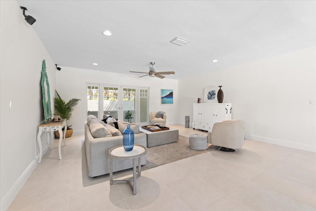1635 Seabreeze Blvd